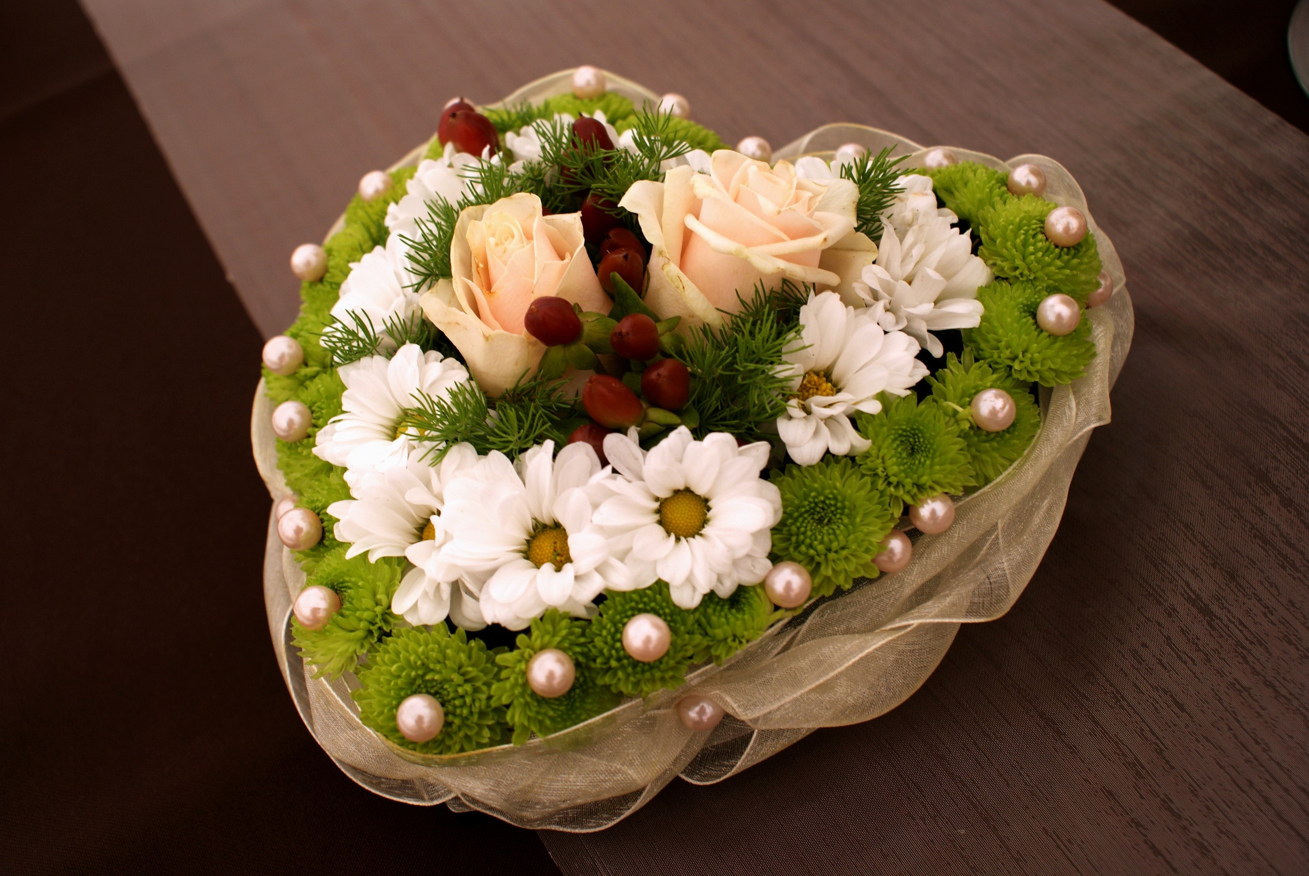 Heart-shaped floral arrangement with roses and daisies HD Wallpaper