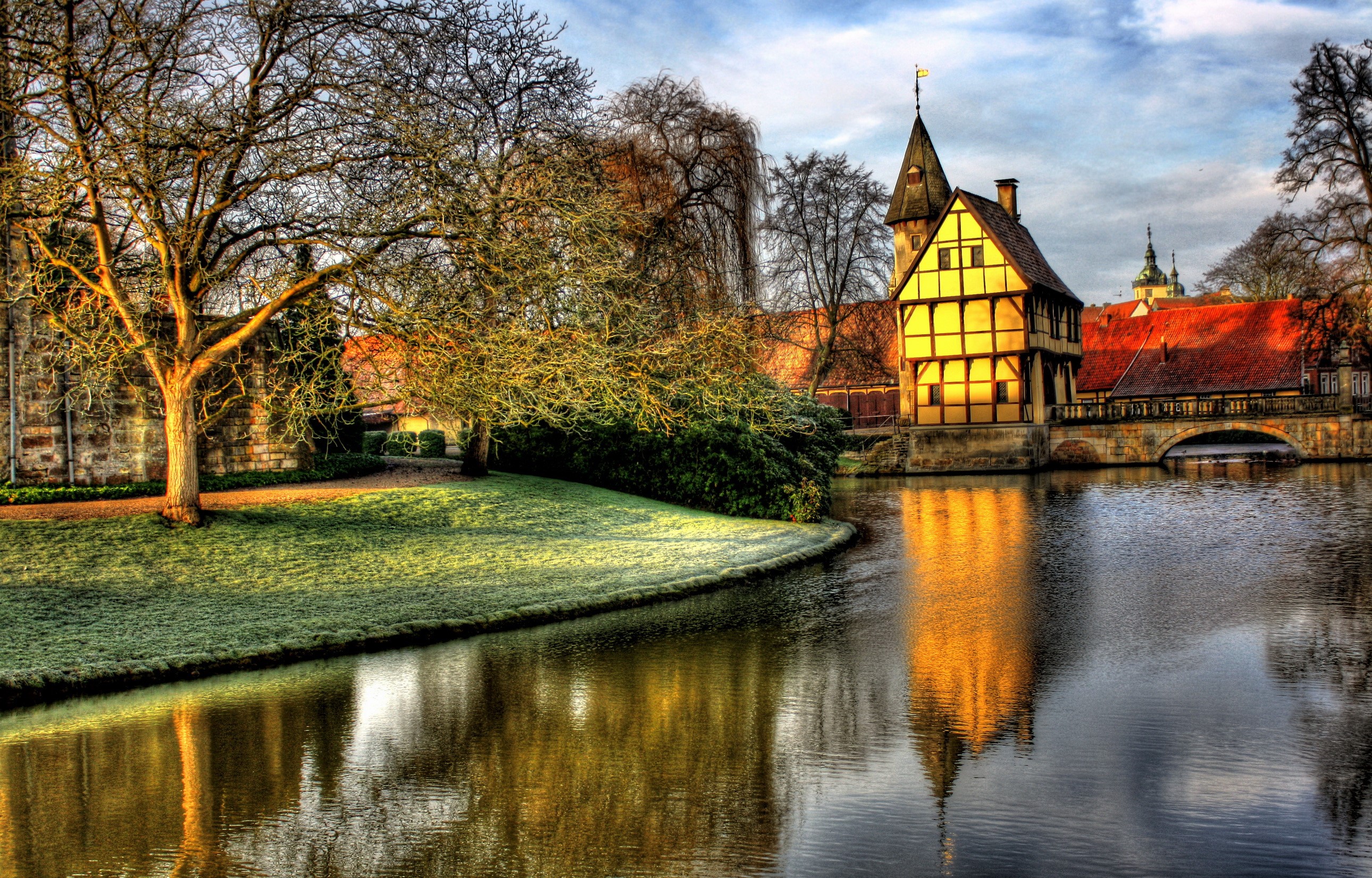 Castle Steinfurt in Germany with moat reflection HD Wallpaper