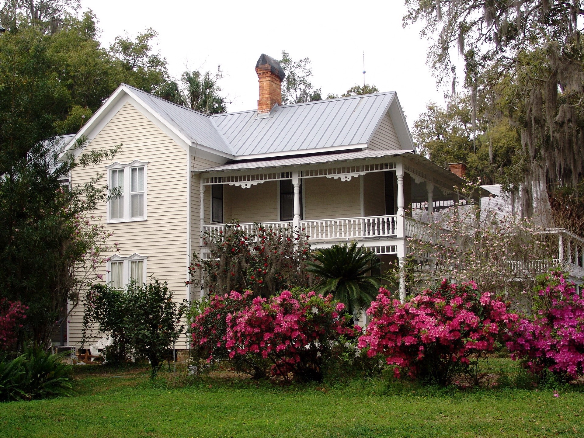 Yellow house with porch and azaleas in Florida HD Wallpaper