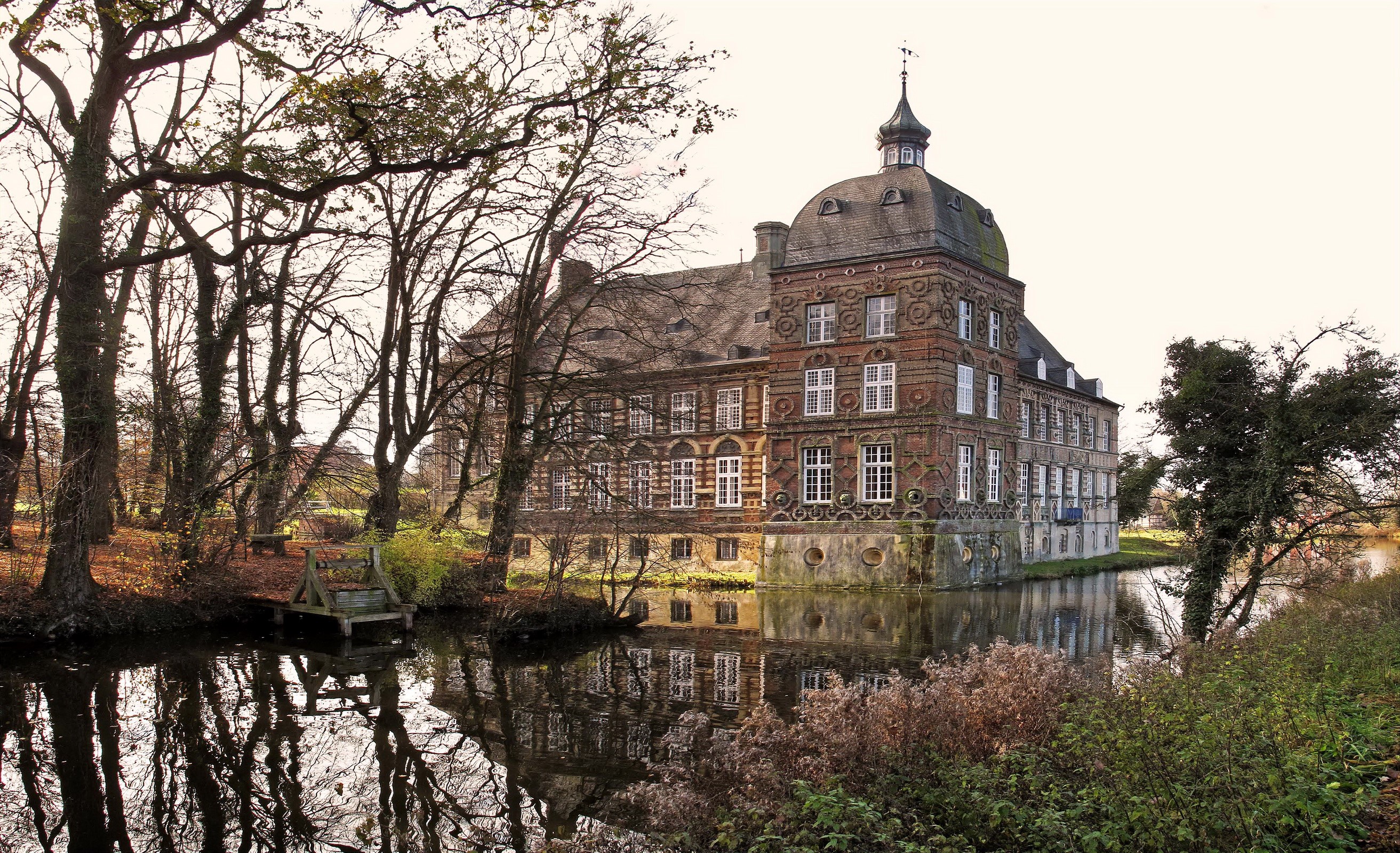 Castle Hovestadt in Germany surrounded by water and trees HD Wallpaper