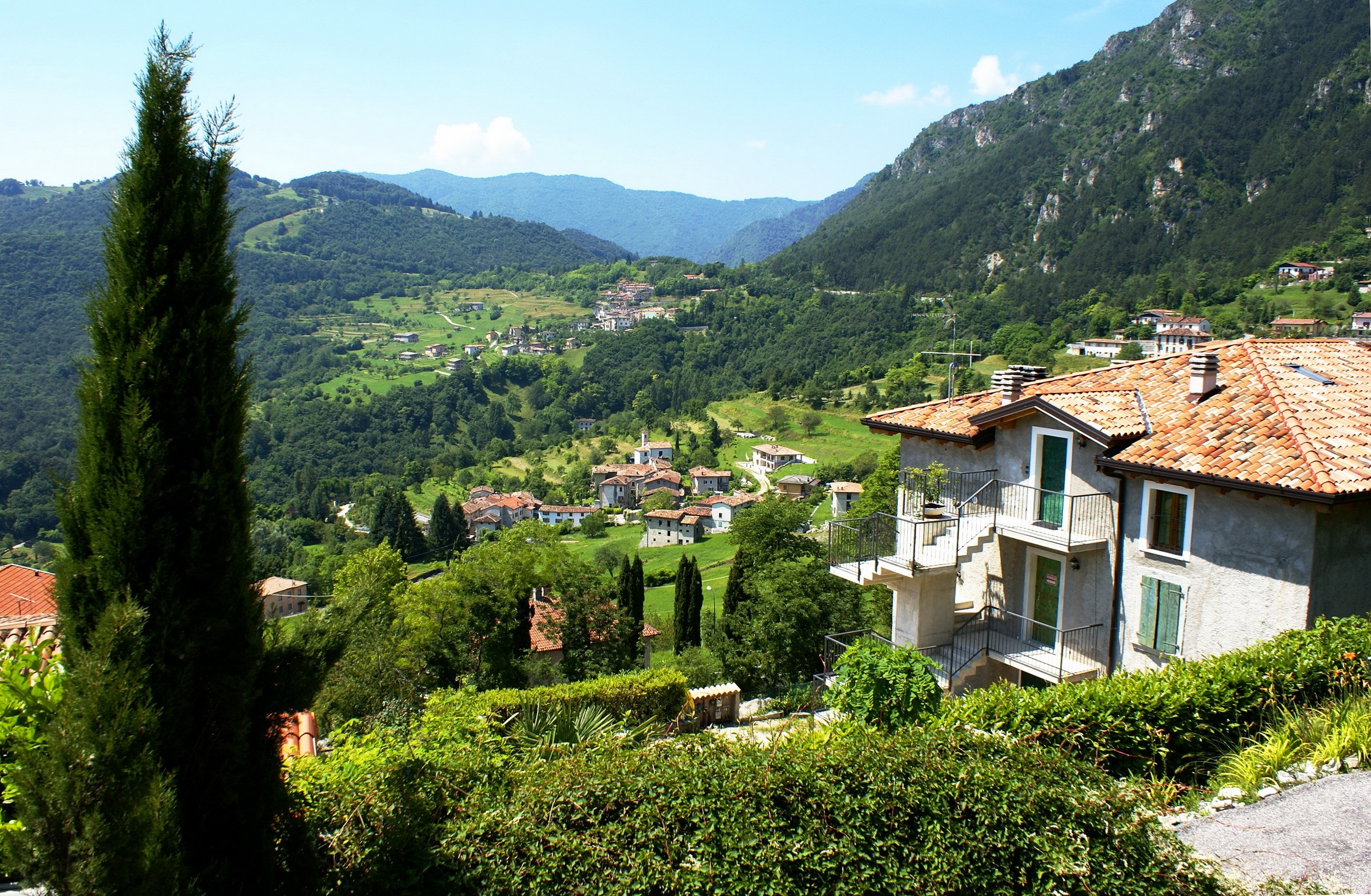Village in the Italian Alps HD Wallpaper