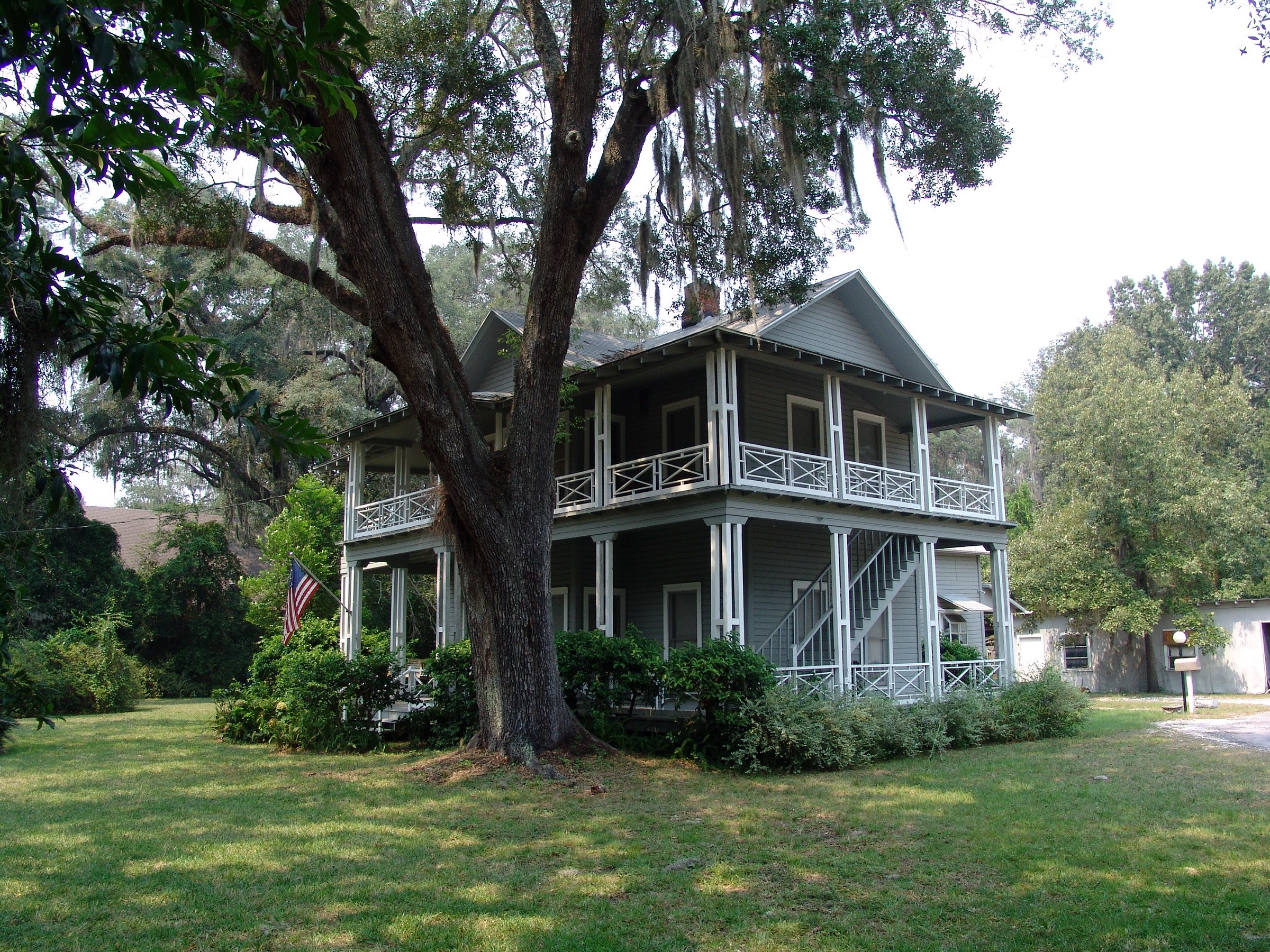 Two-story house with porches in Florida, USA HD Wallpaper
