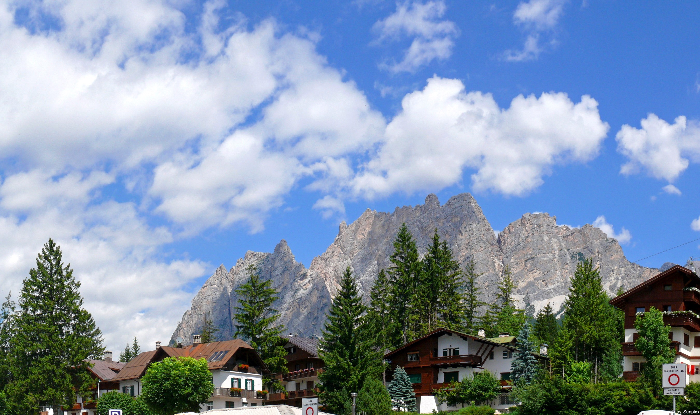Houses and mountains in Italy HD Wallpaper