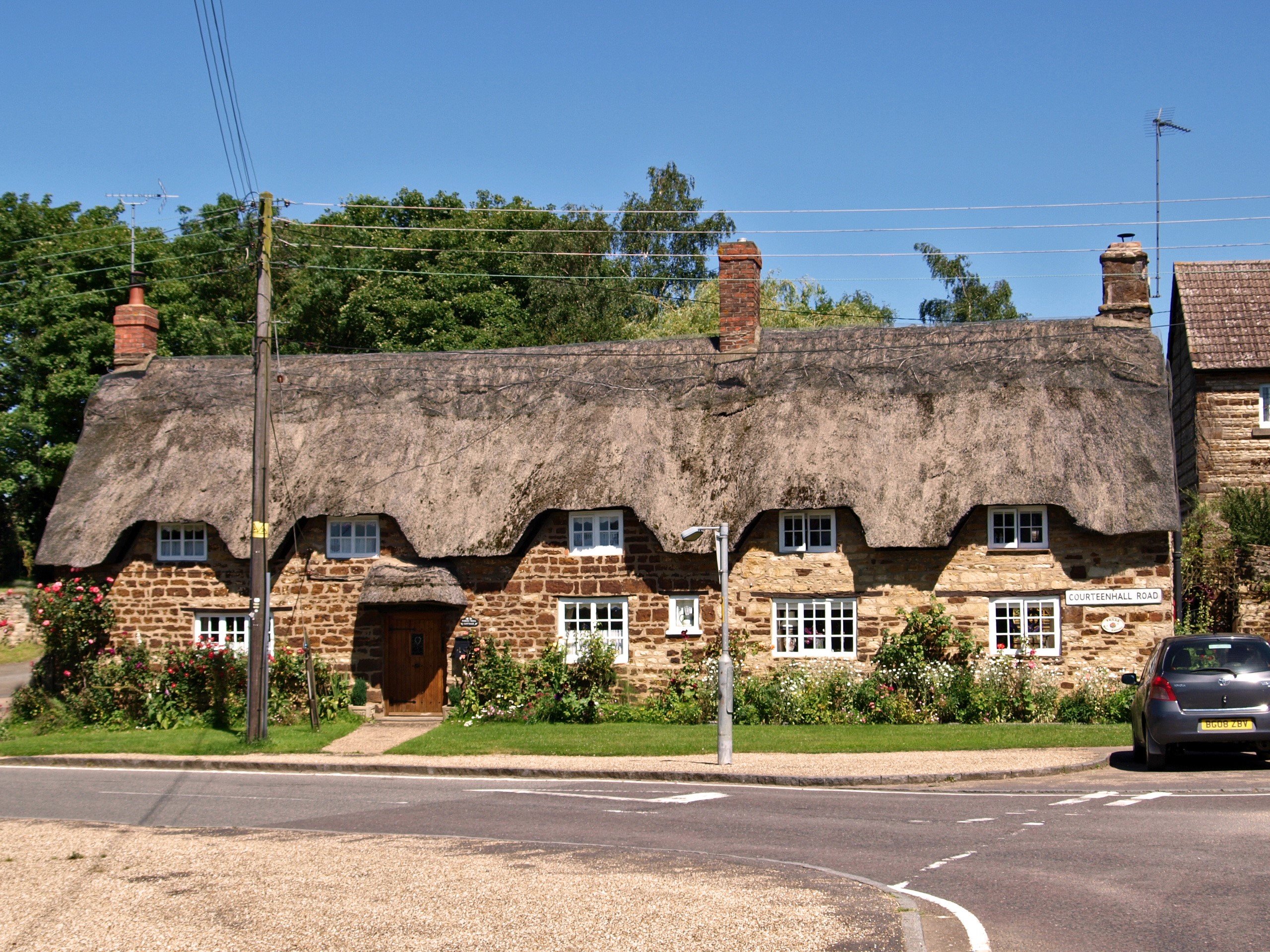 Thatched Cottages on Courteenhall Road, United Kingdom HD Wallpaper