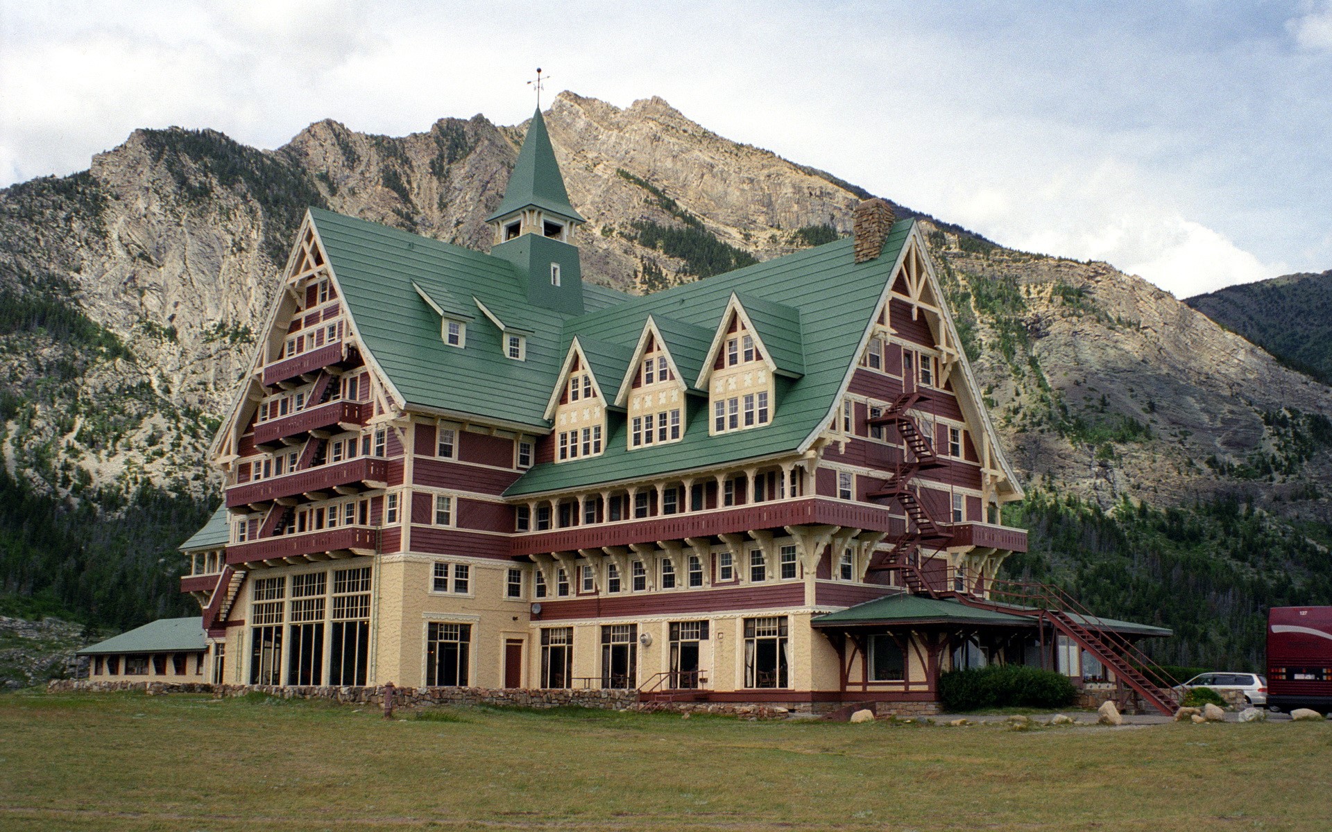 Prince of Wales Hotel in Waterton Lakes National Park, Canada HD Wallpaper