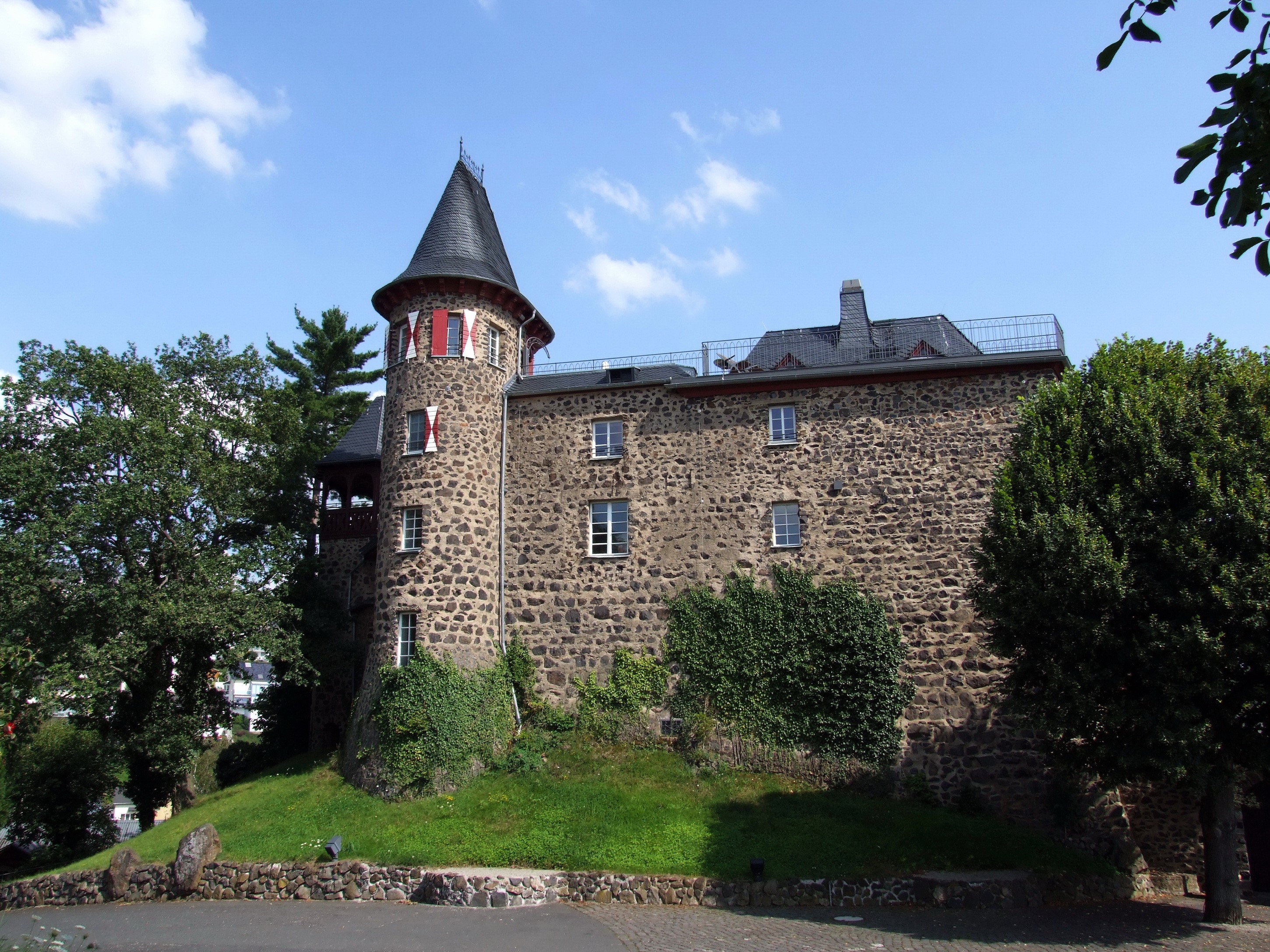 Burg Ockenfels castle in Germany HD Wallpaper