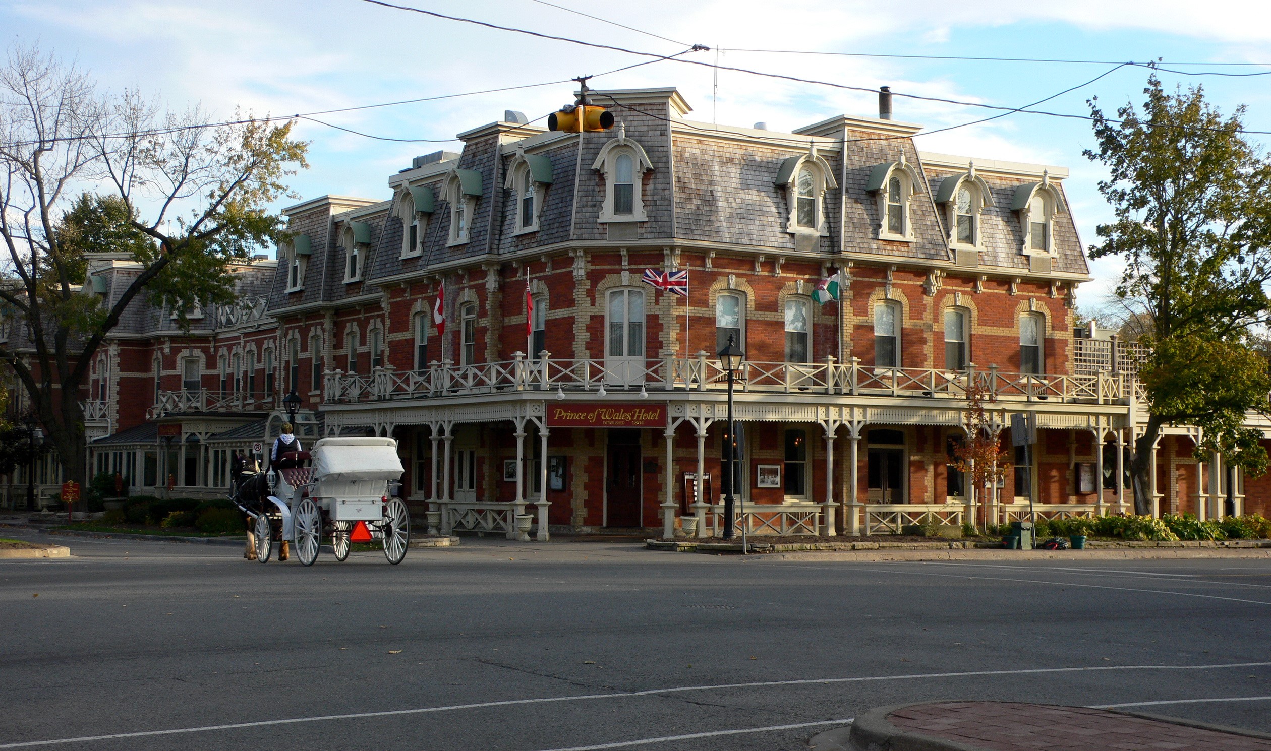 Prince of Wales Hotel Niagara with horse-drawn carriage HD Wallpaper