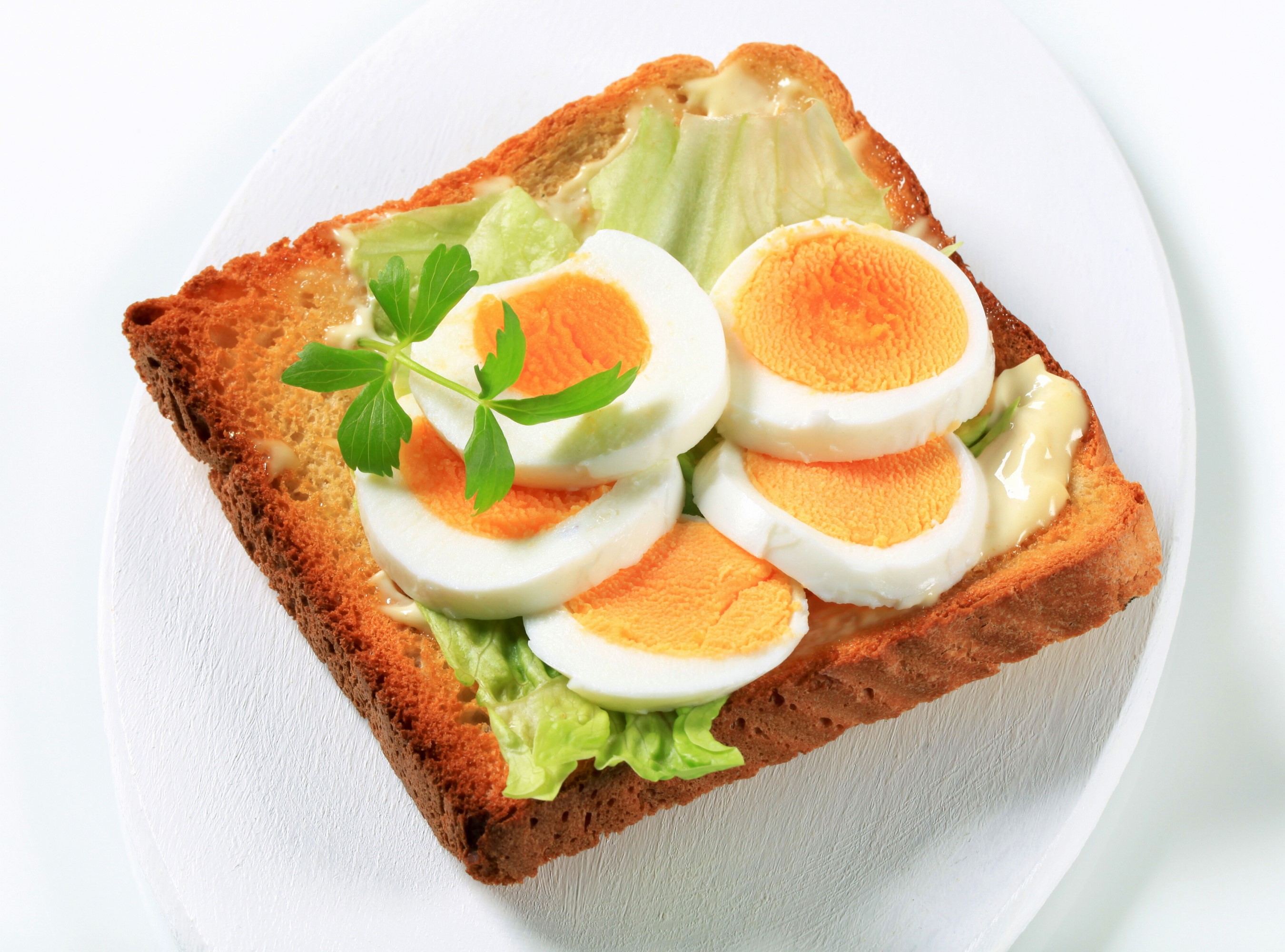 Toast with sliced hard-boiled eggs and lettuce HD Wallpaper