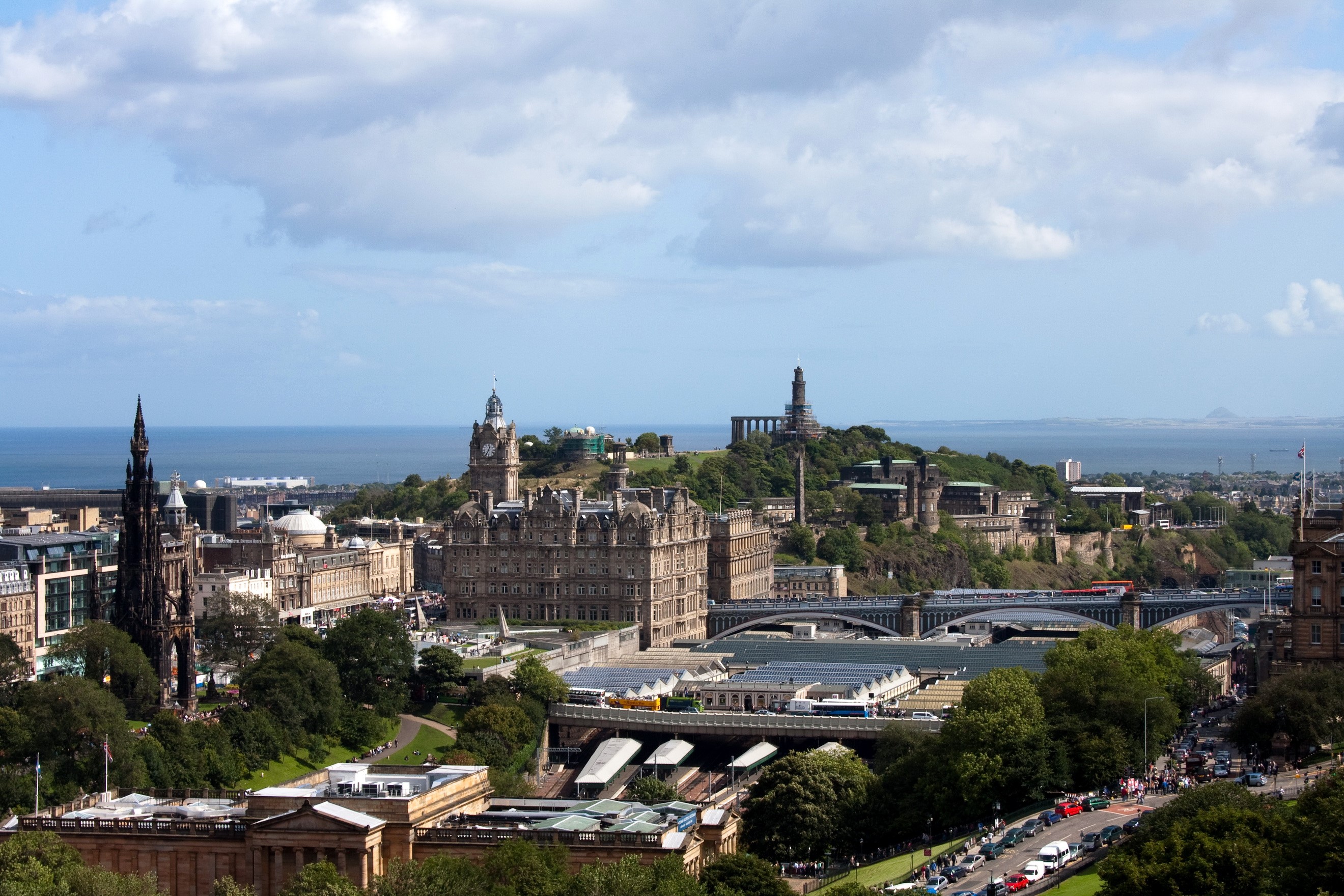 Edinburgh cityscape with Scott Monument and Calton Hill HD Wallpaper
