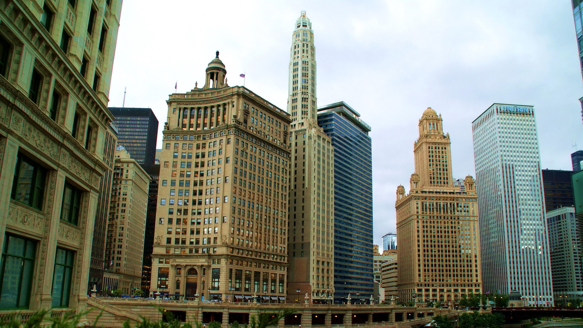 Chicago city skyline with historic buildings HD Wallpaper