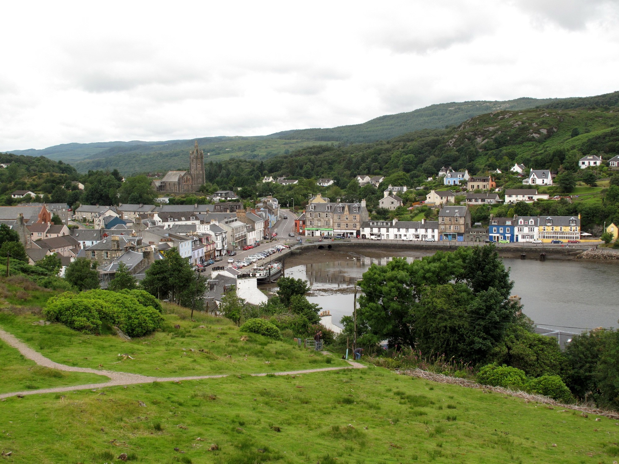 Town on a hill overlooking a harbor in Scotland, UK HD Wallpaper
