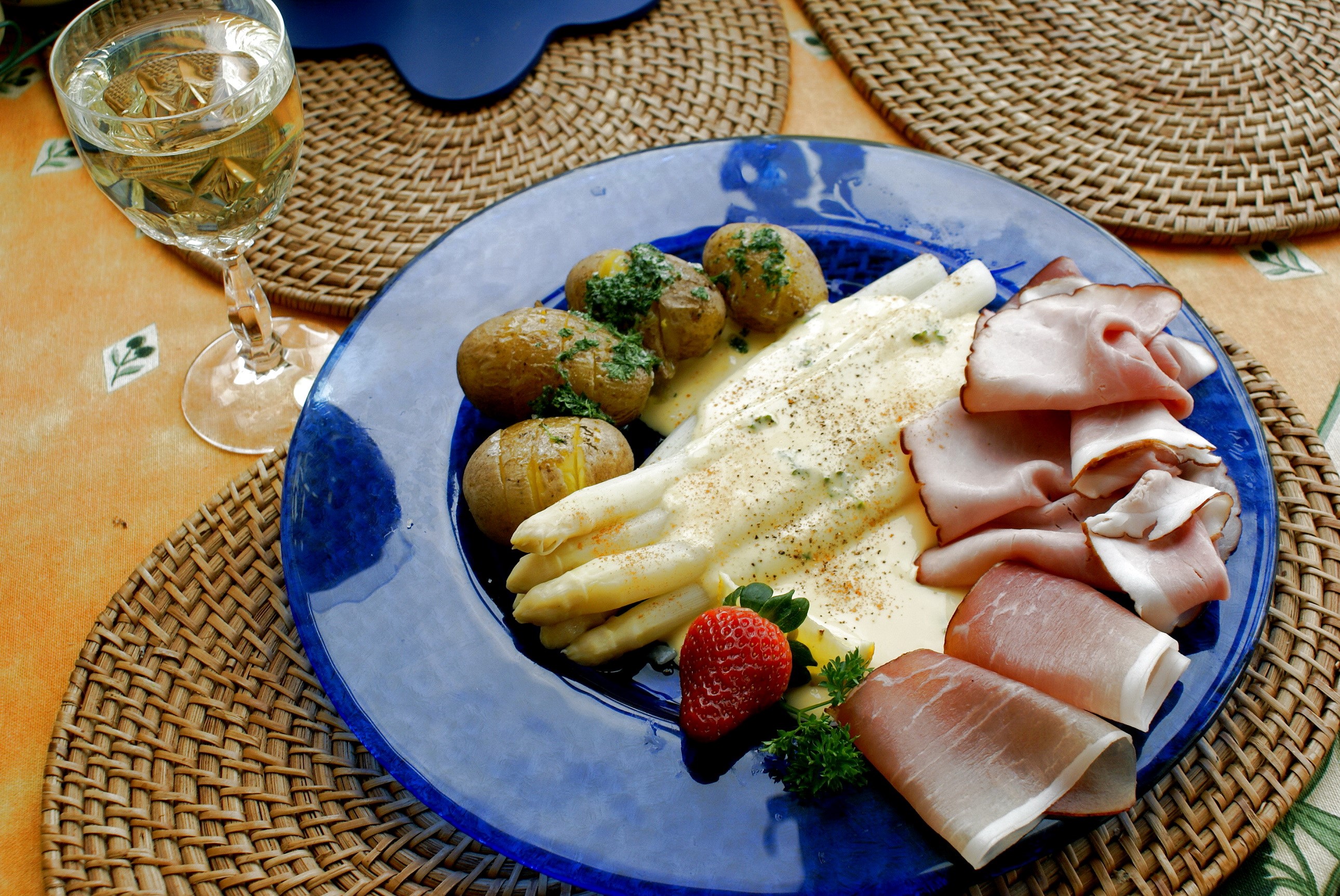 White asparagus with potatoes, ham, and strawberry HD Wallpaper