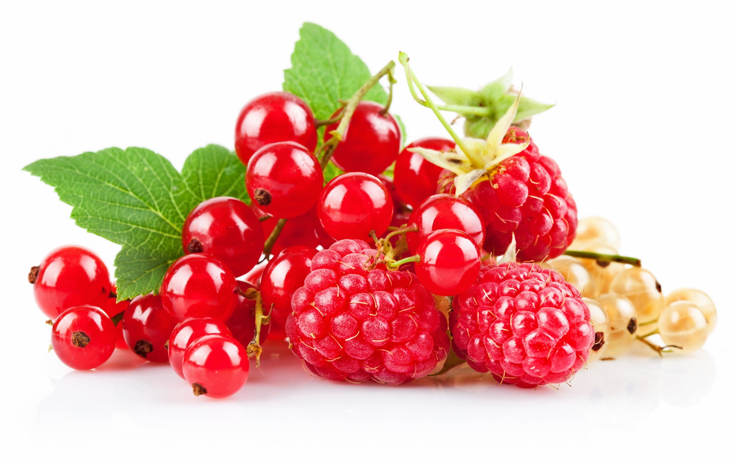 Red and white currants with raspberries HD Wallpaper