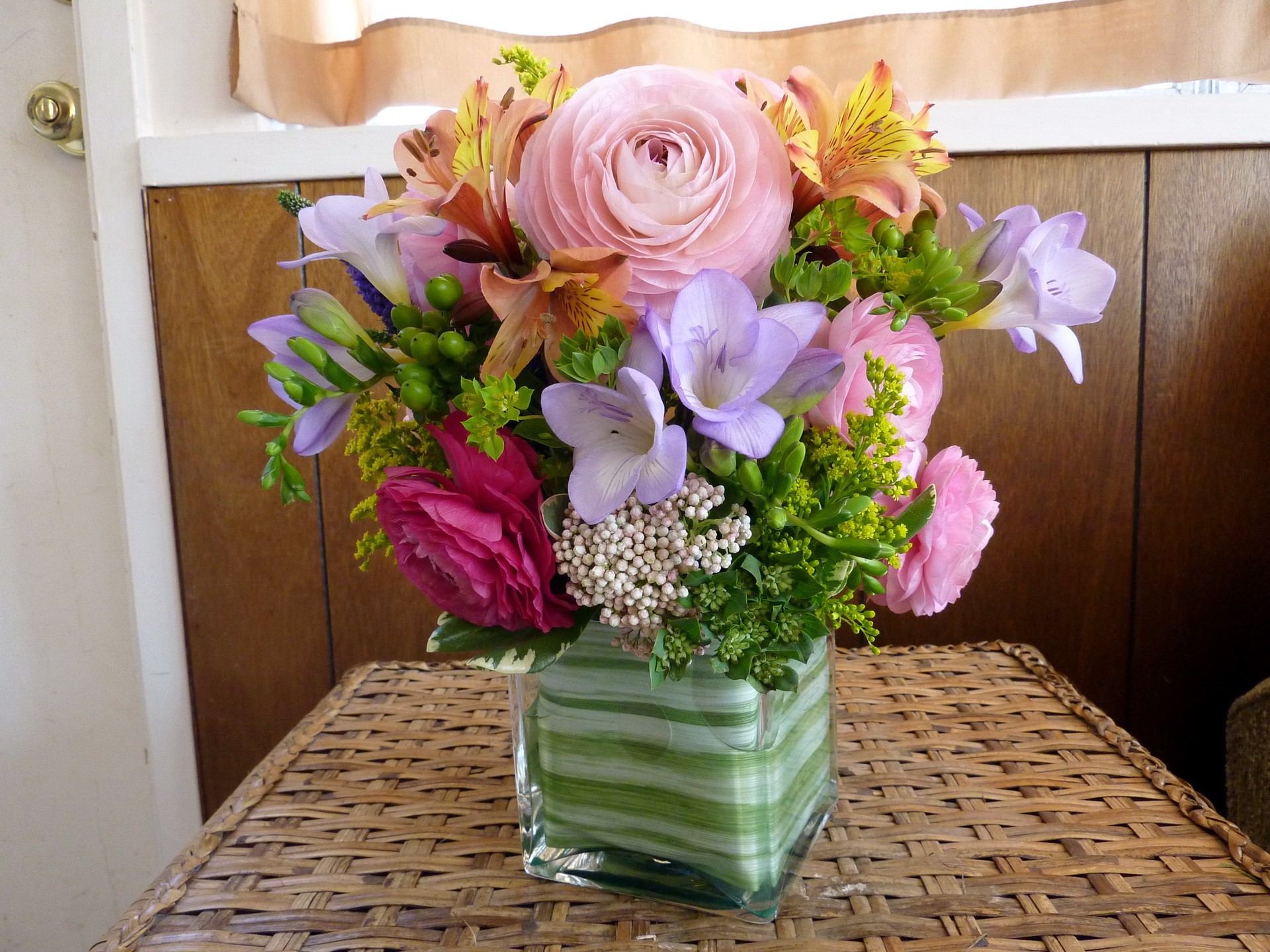 Floral arrangement in a square glass vase HD Wallpaper