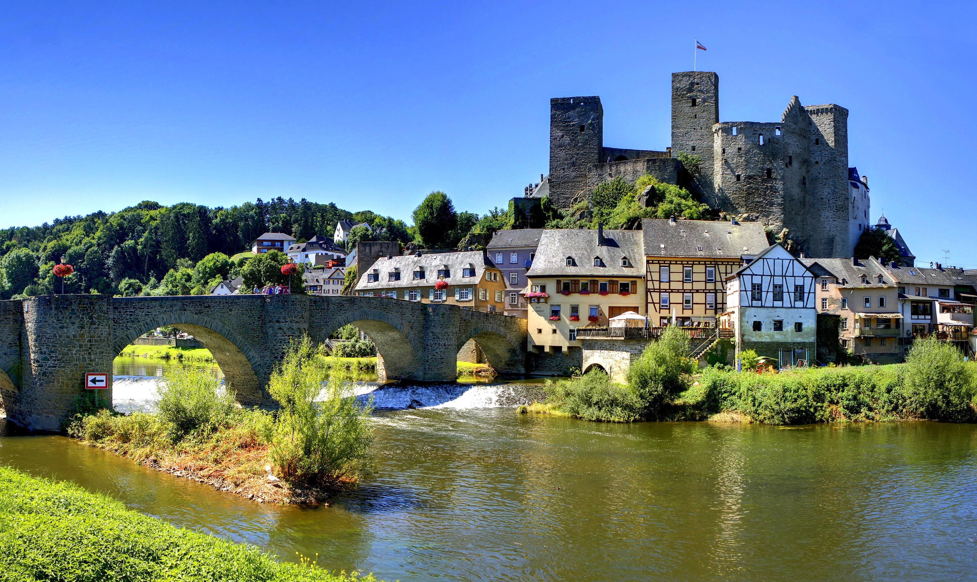 Castle and bridge over a river in Germany HD Wallpaper