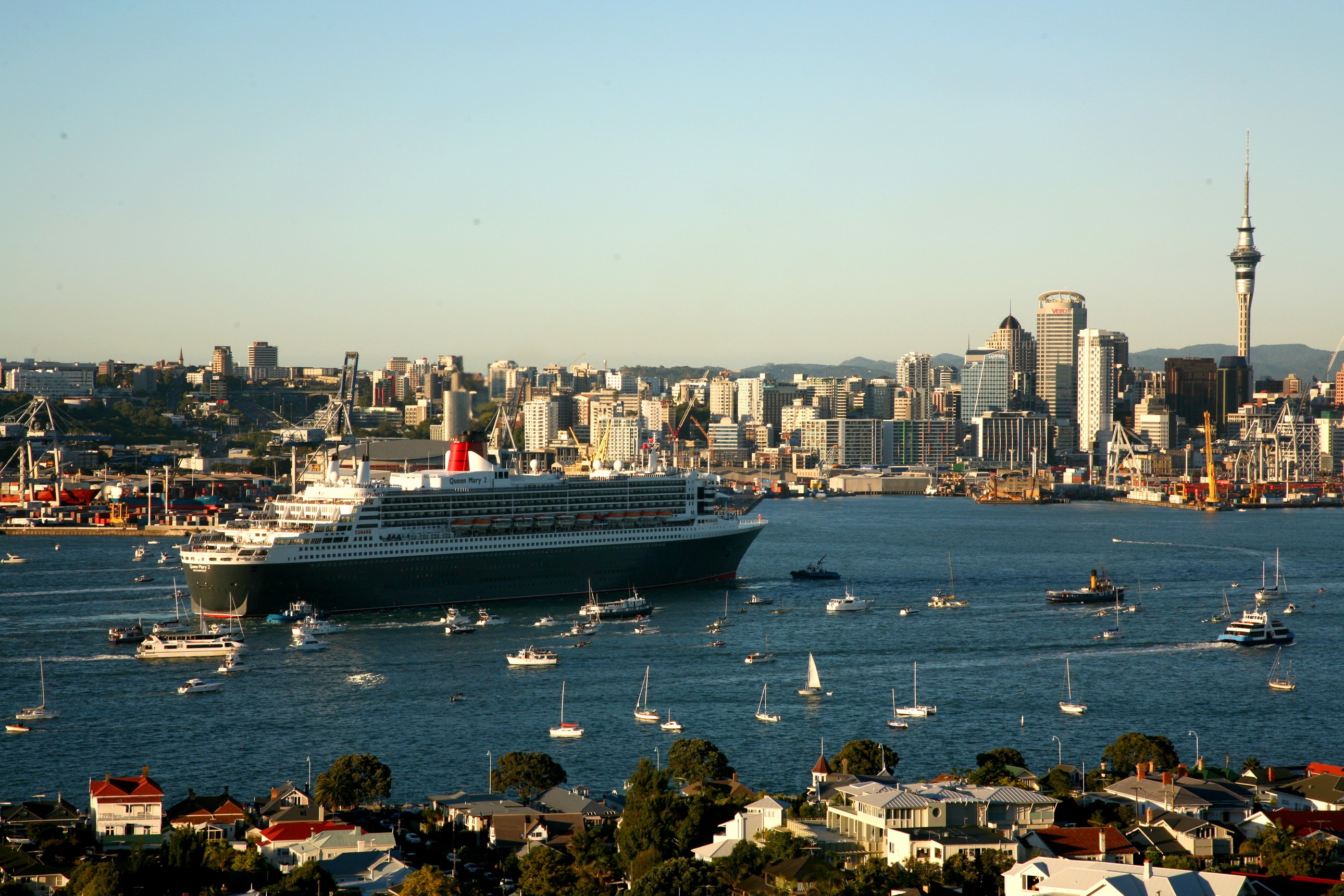 Queen Mary 2 cruise ship in Auckland Harbour, New Zealand HD Wallpaper