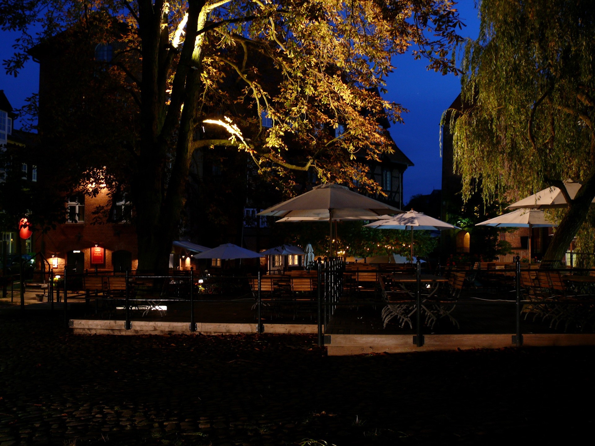 Outdoor restaurant seating at night in Germany HD Wallpaper