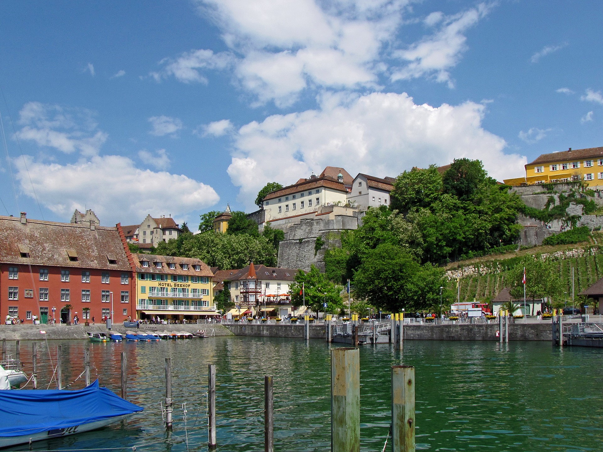 Harbor with buildings and vineyards in Germany HD Wallpaper