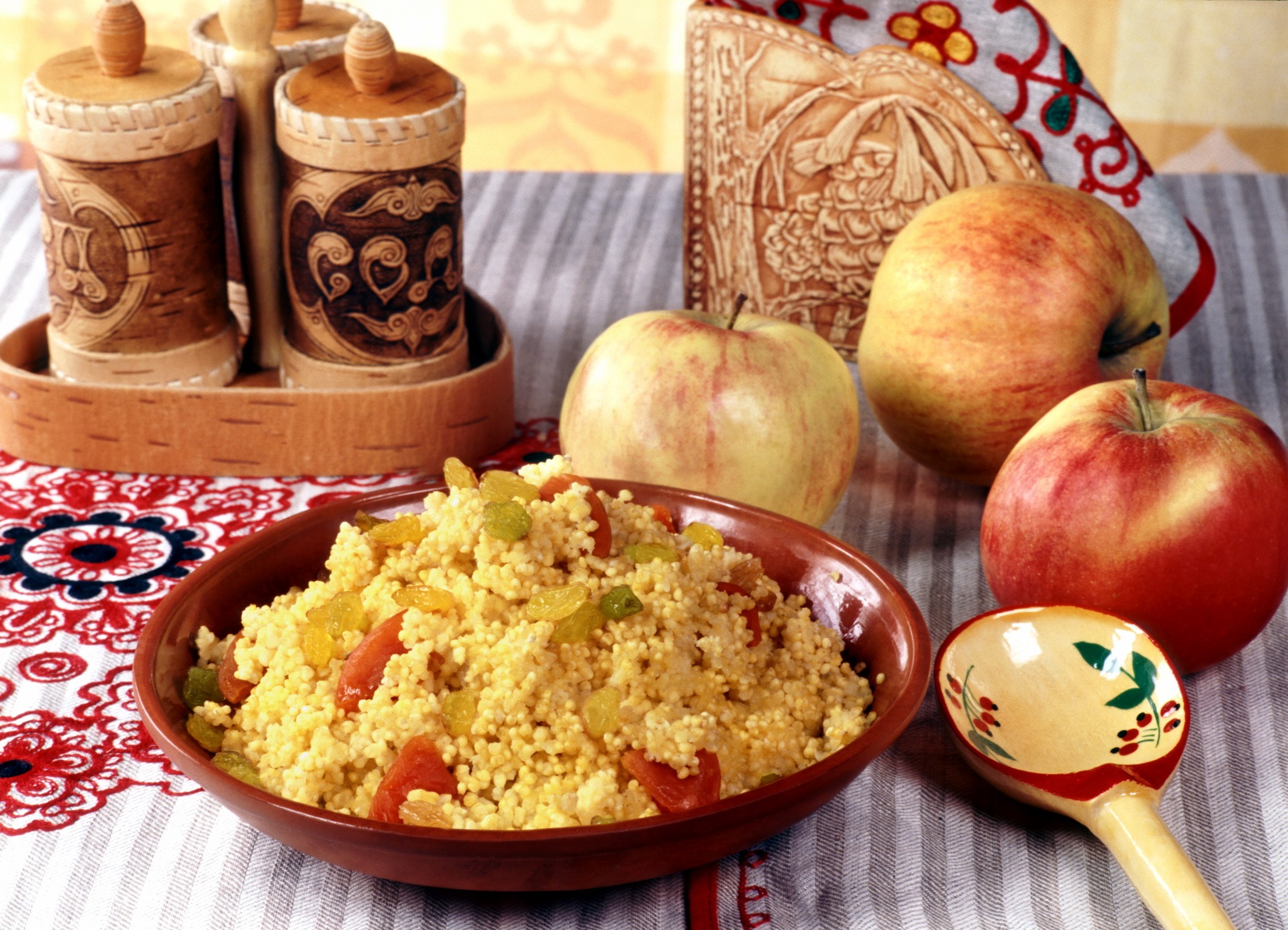 Couscous with dried fruits and apples HD Wallpaper