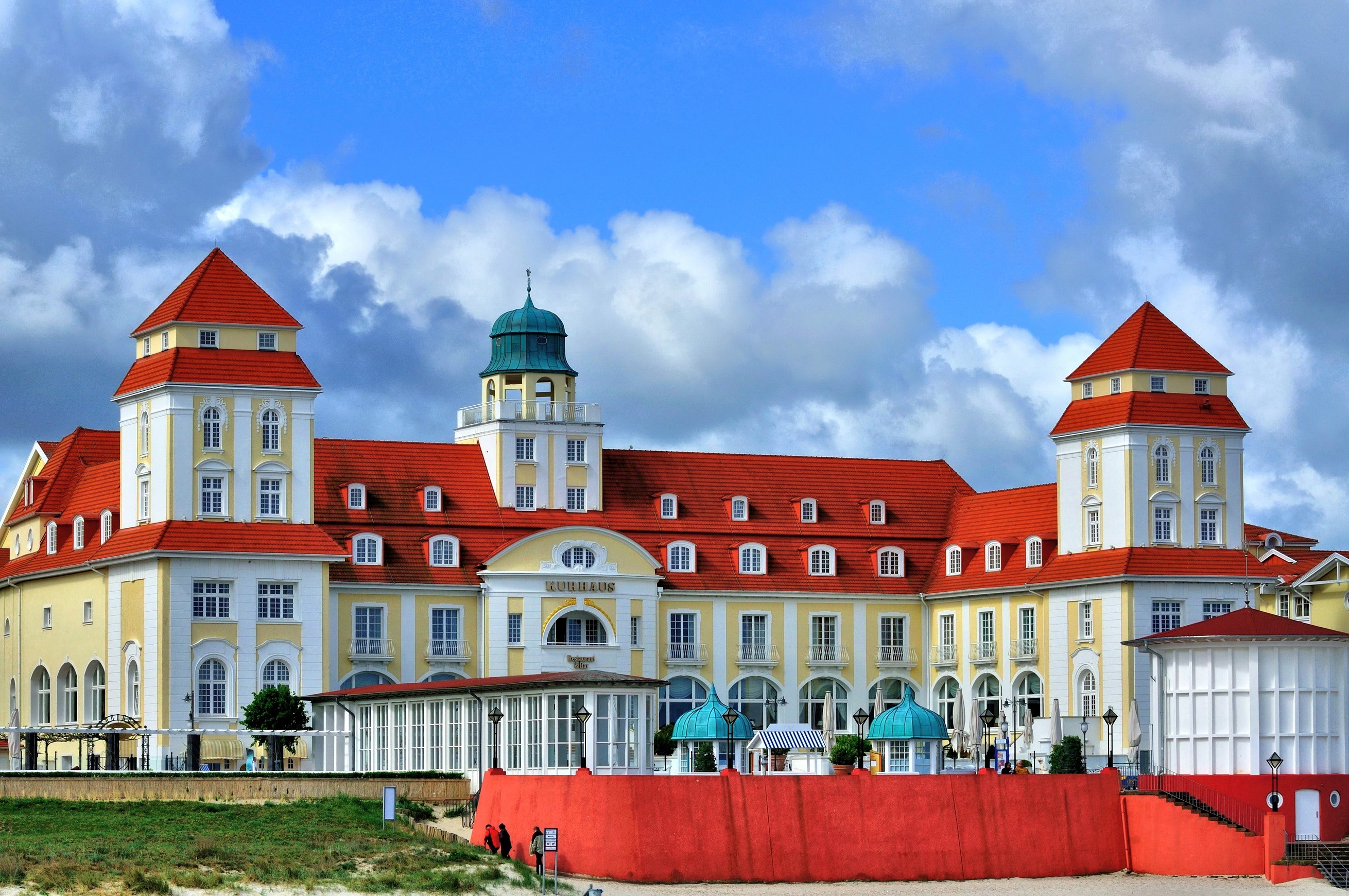Grand hotel building with red roofs in Germany HD Wallpaper