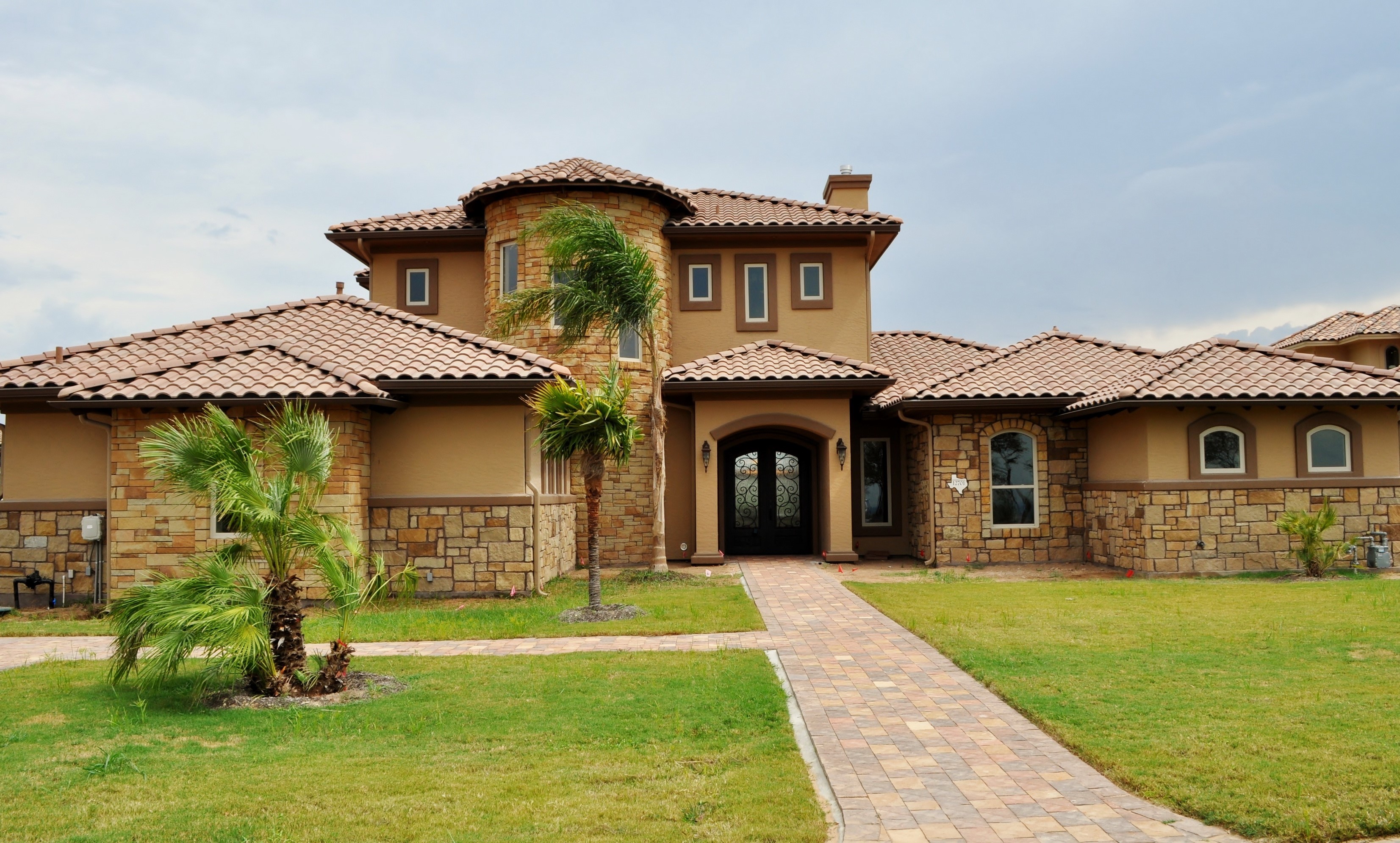 Luxury house with stone accents and palm trees in Texas HD Wallpaper