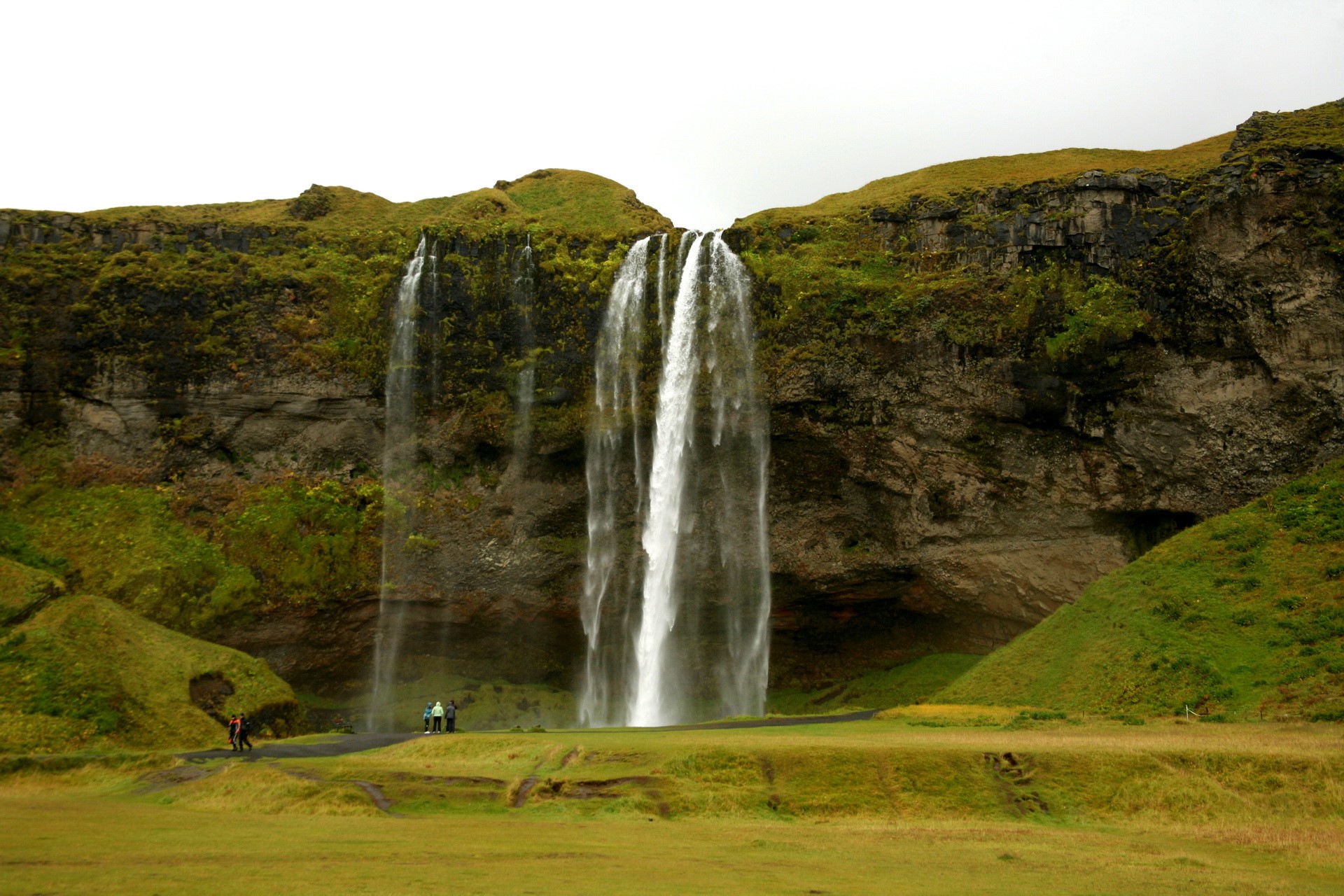 Seljalandsfoss waterfall in Iceland HD Wallpaper