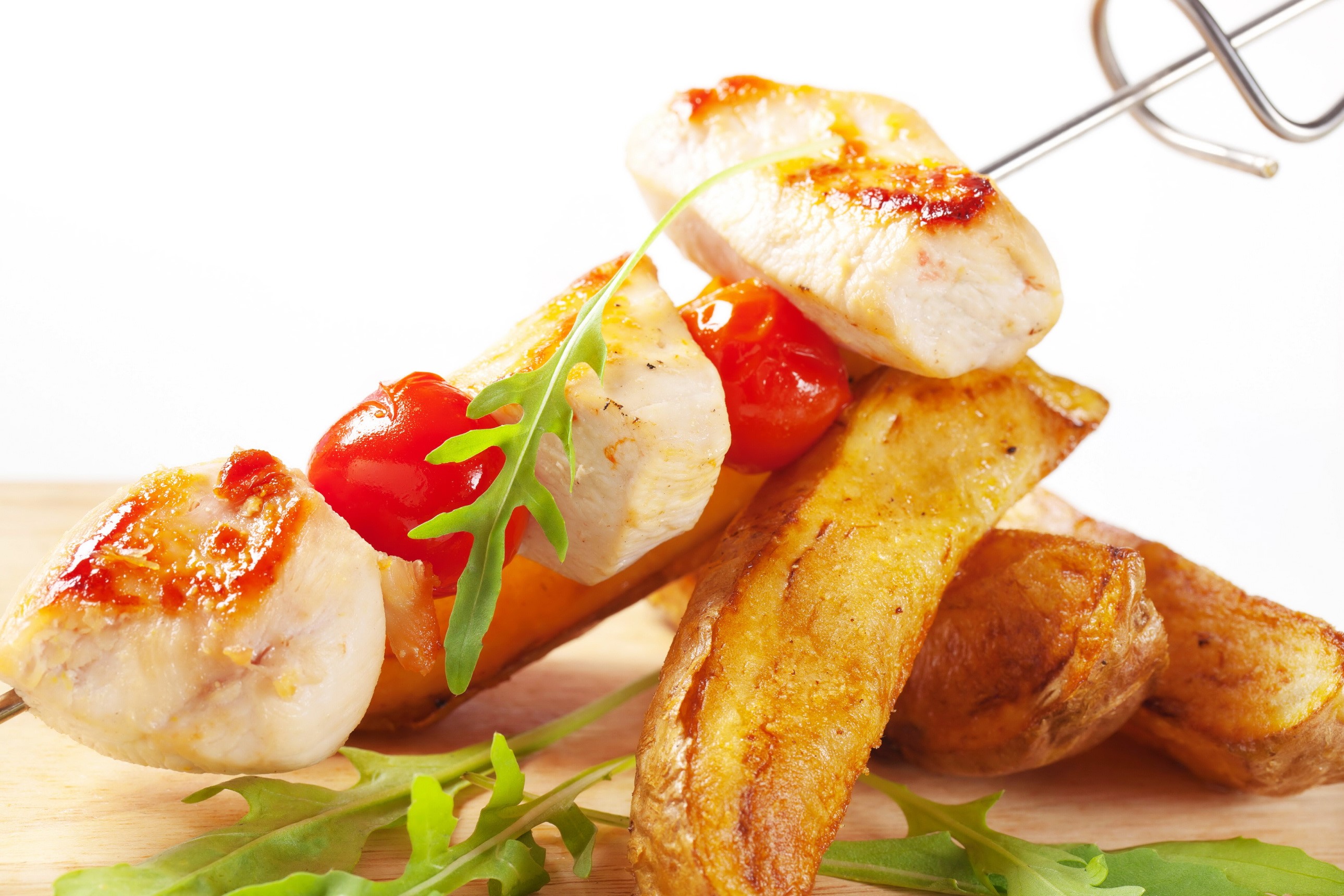 Chicken skewers with potato wedges and arugula HD Wallpaper