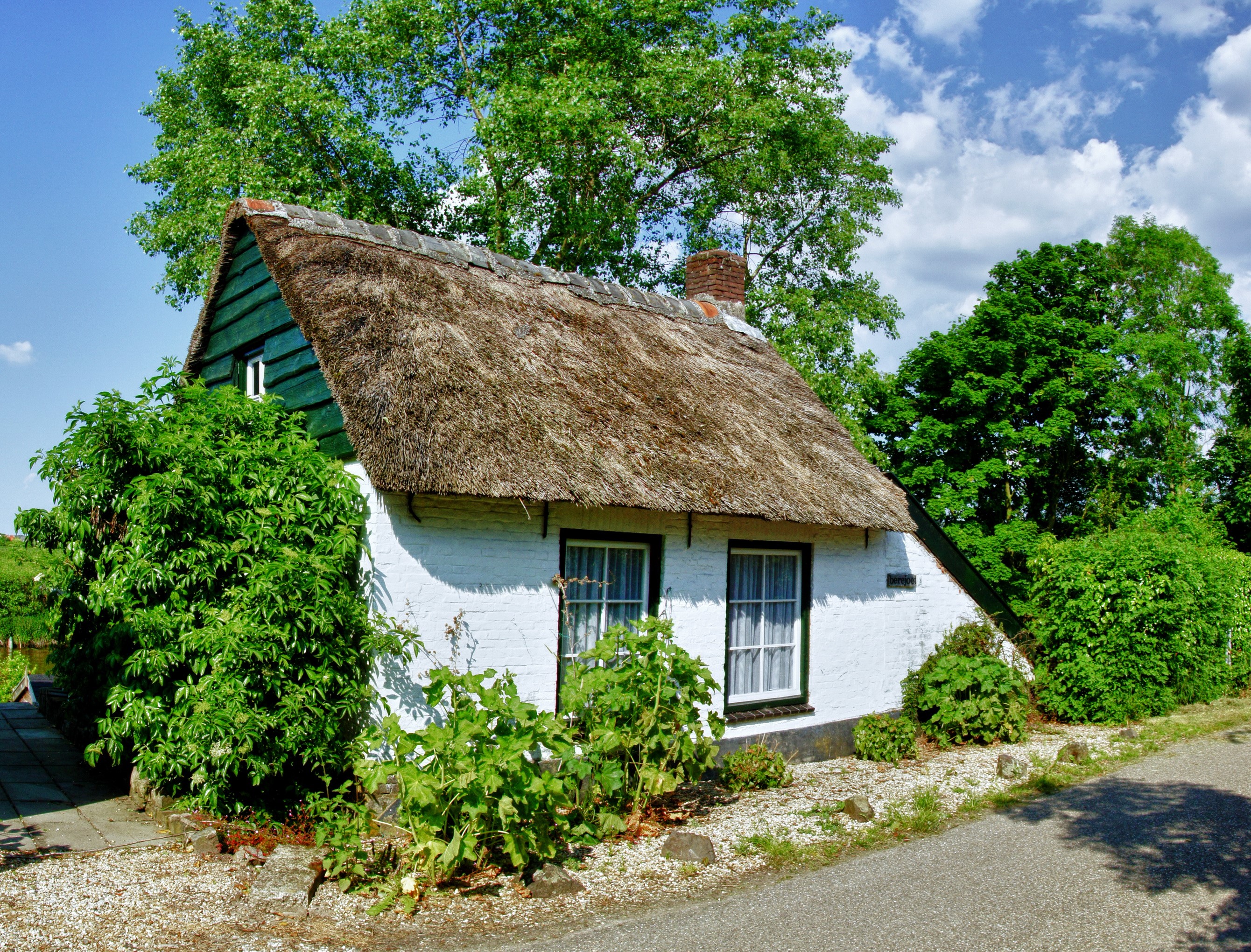 Thatched roof cottage in the Netherlands HD Wallpaper