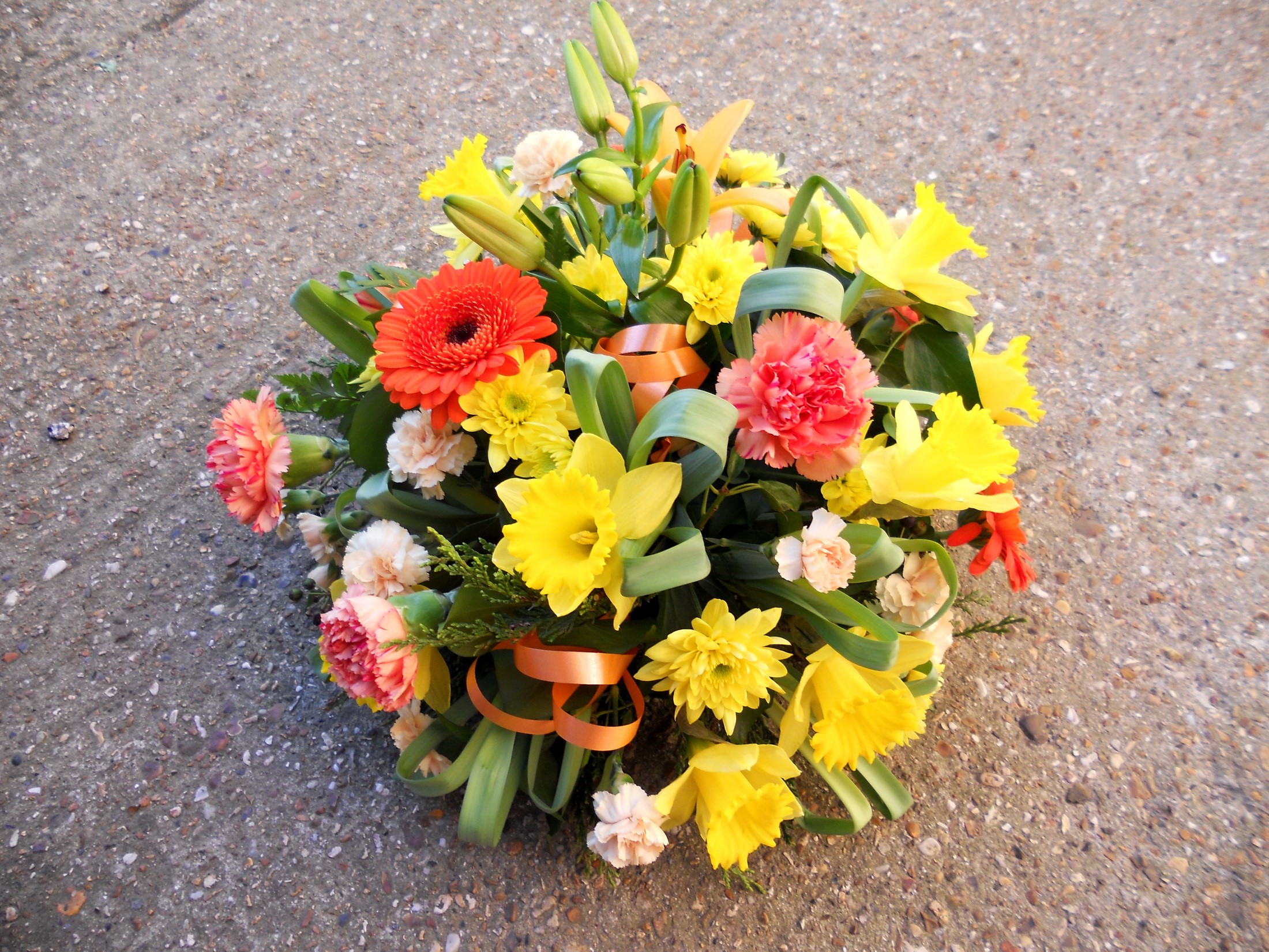 Colorful flower arrangement with daffodils and gerbera daisies HD Wallpaper