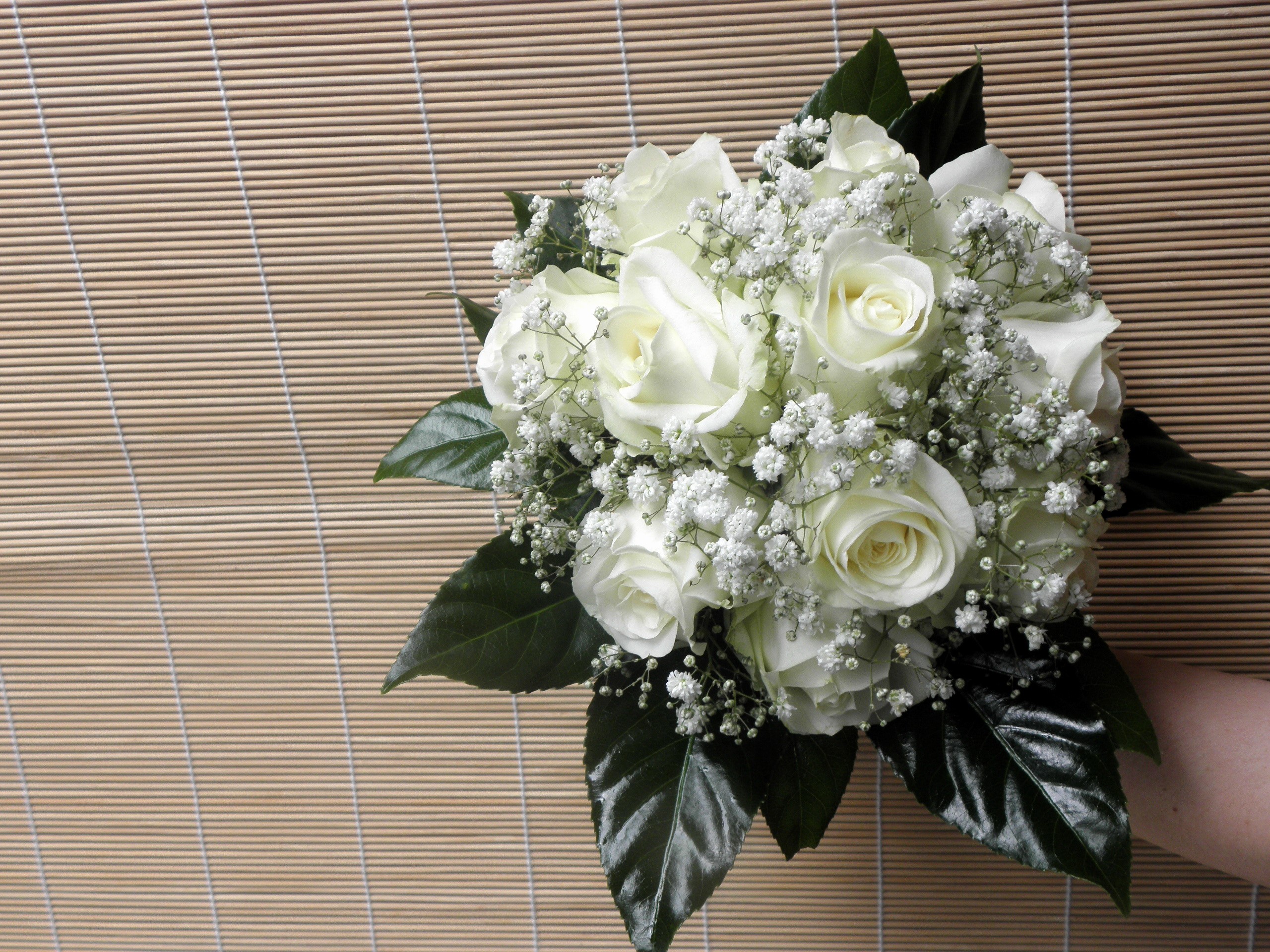 Bouquet of white roses and baby's breath HD Wallpaper