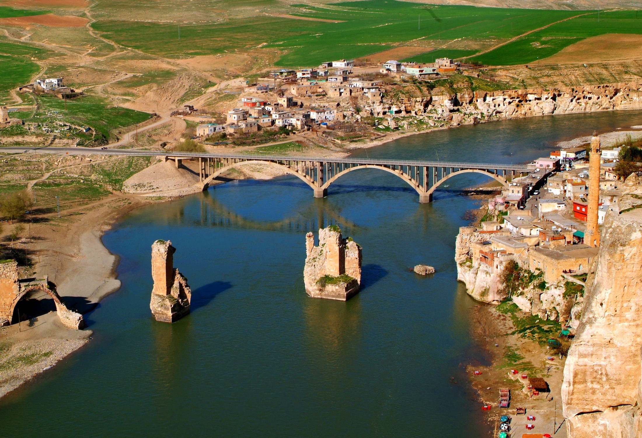 Hasankeyf, Turkey: Bridge over the Tigris River with ancient ruins HD Wallpaper