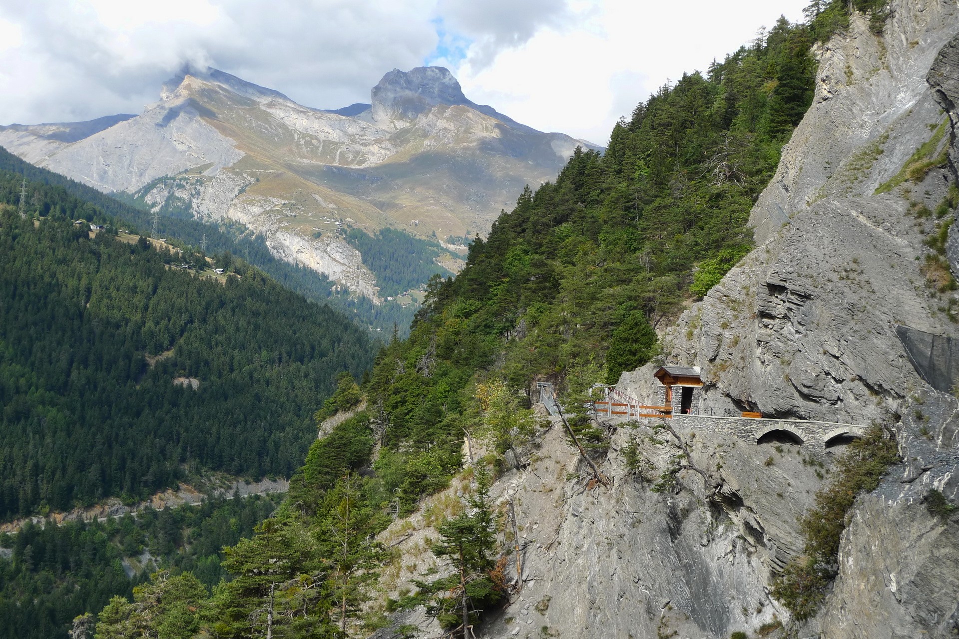 Mountain path with a small shelter in Saviese, Switzerland HD Wallpaper