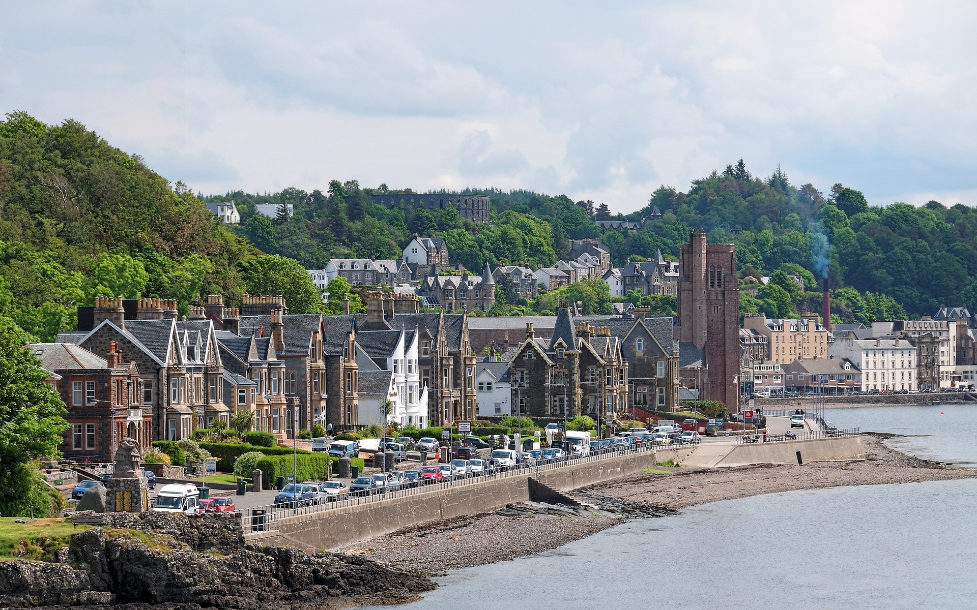 Coastal town with buildings and a church tower in Scotland HD Wallpaper