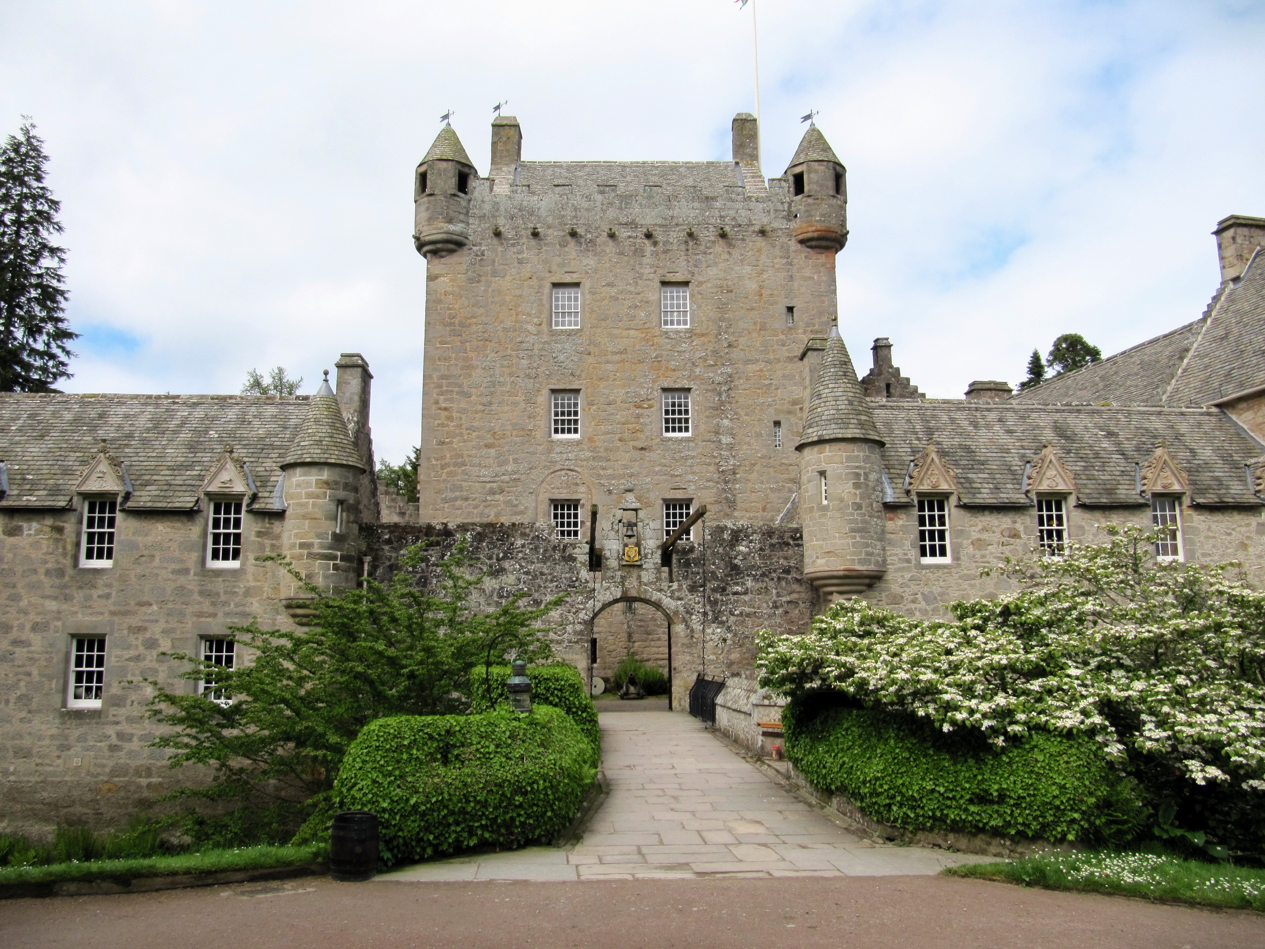 Cawdor Castle in Scotland HD Wallpaper