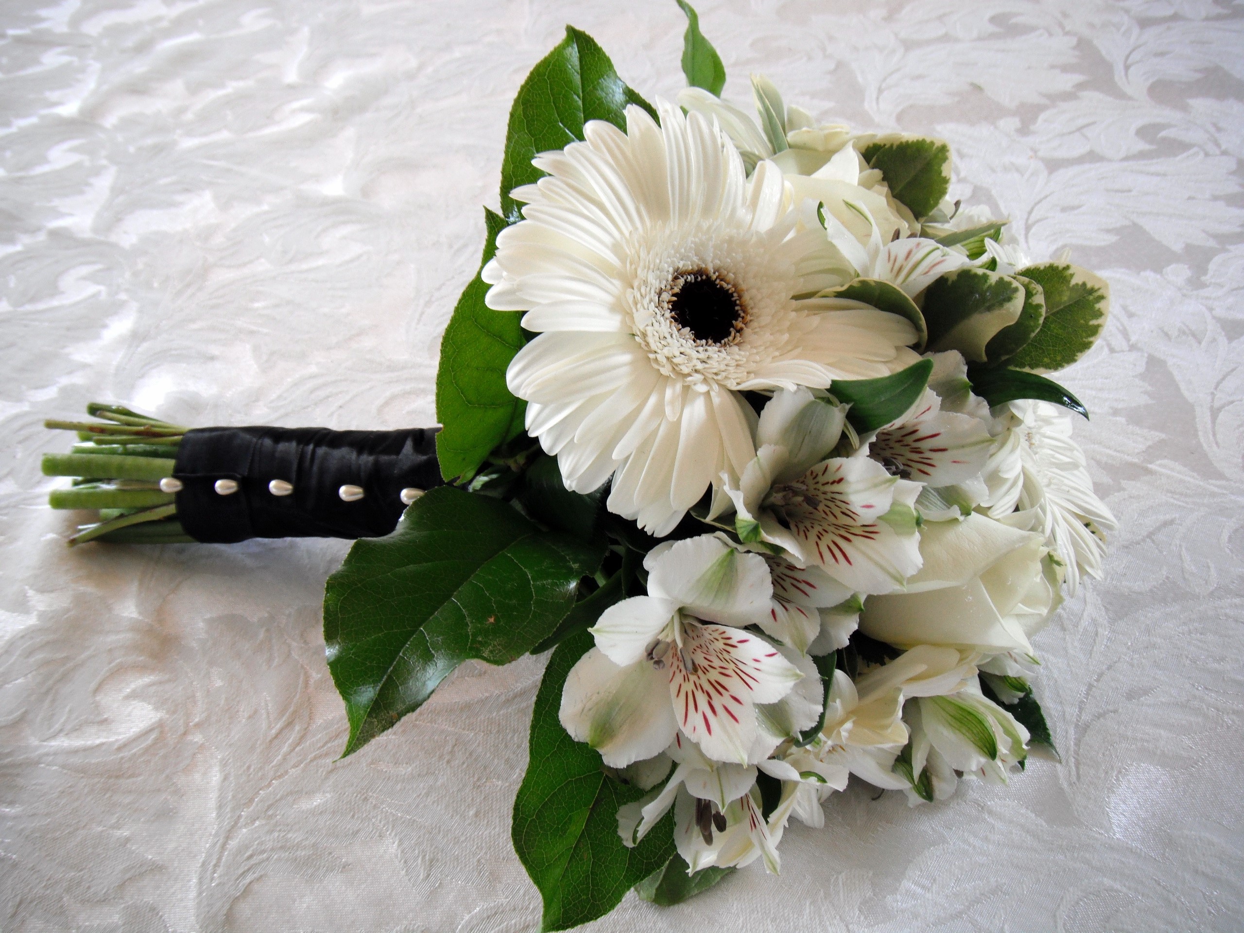 White Gerbera Daisy and Alstroemeria Wedding Bouquet HD Wallpaper