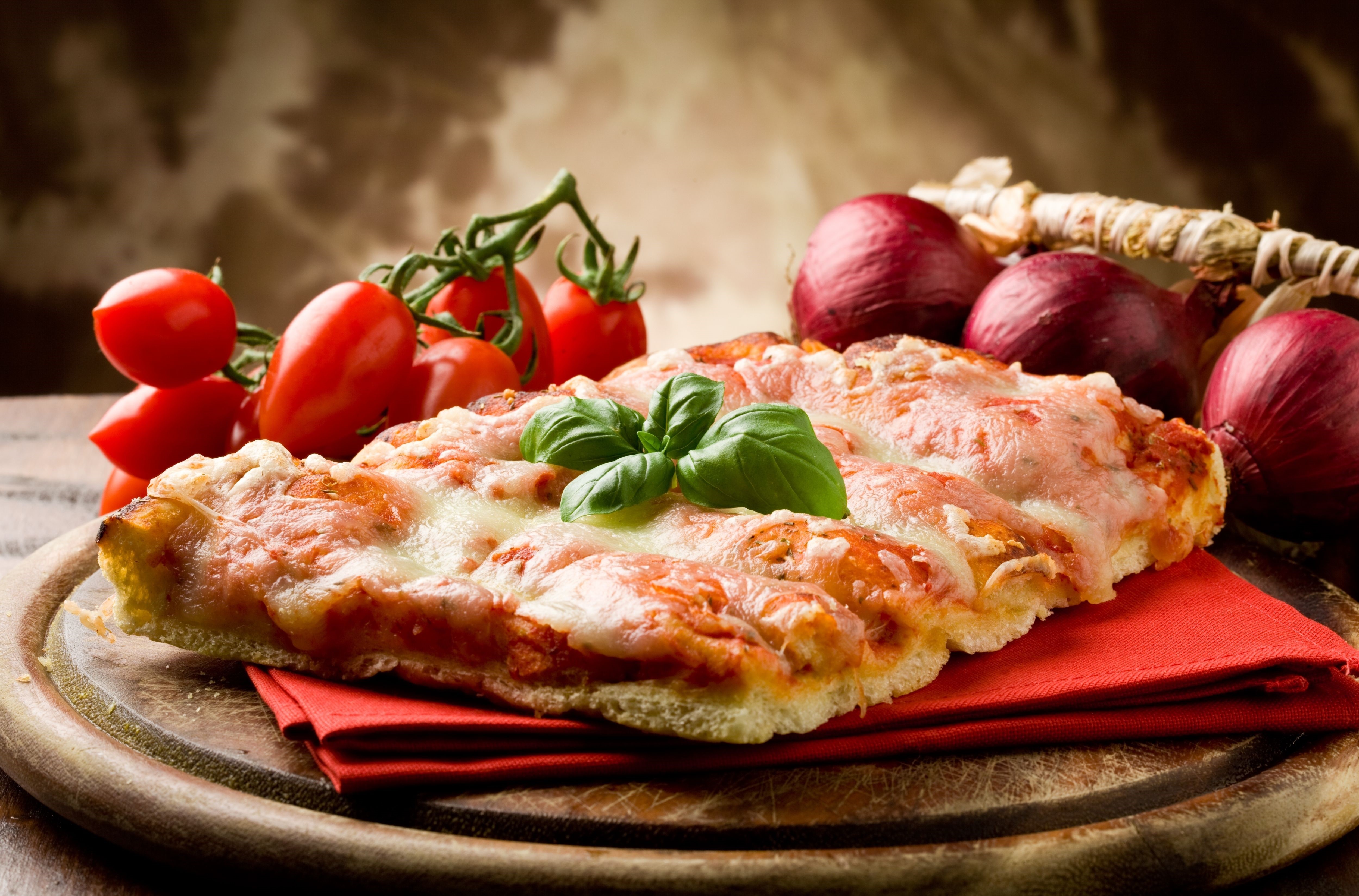 Pizza with Tomatoes and Onions HD Wallpaper