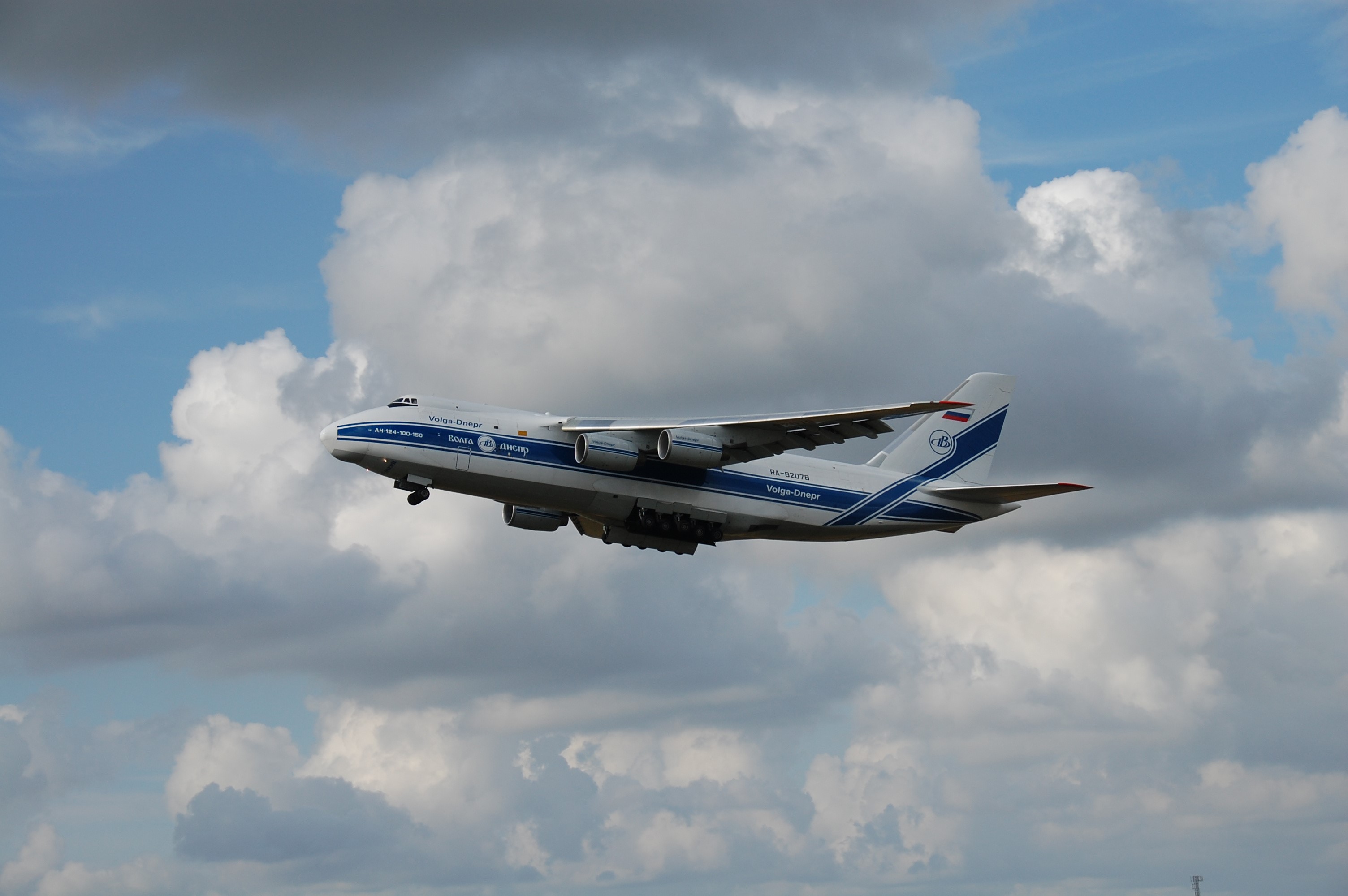 Volga-Dnepr Antonov An-124 taking off HD Wallpaper