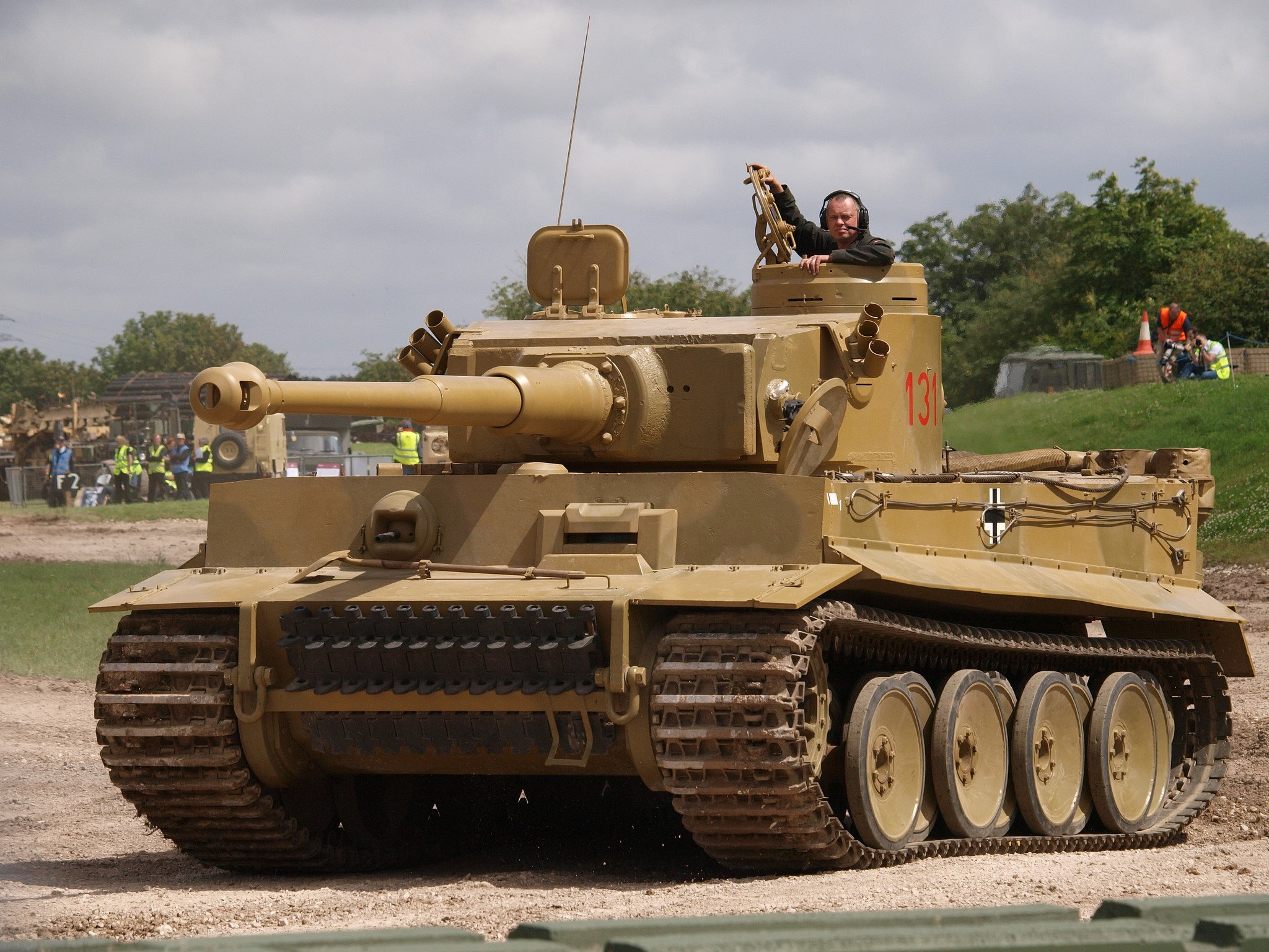 Tiger tank with crew member HD Wallpaper