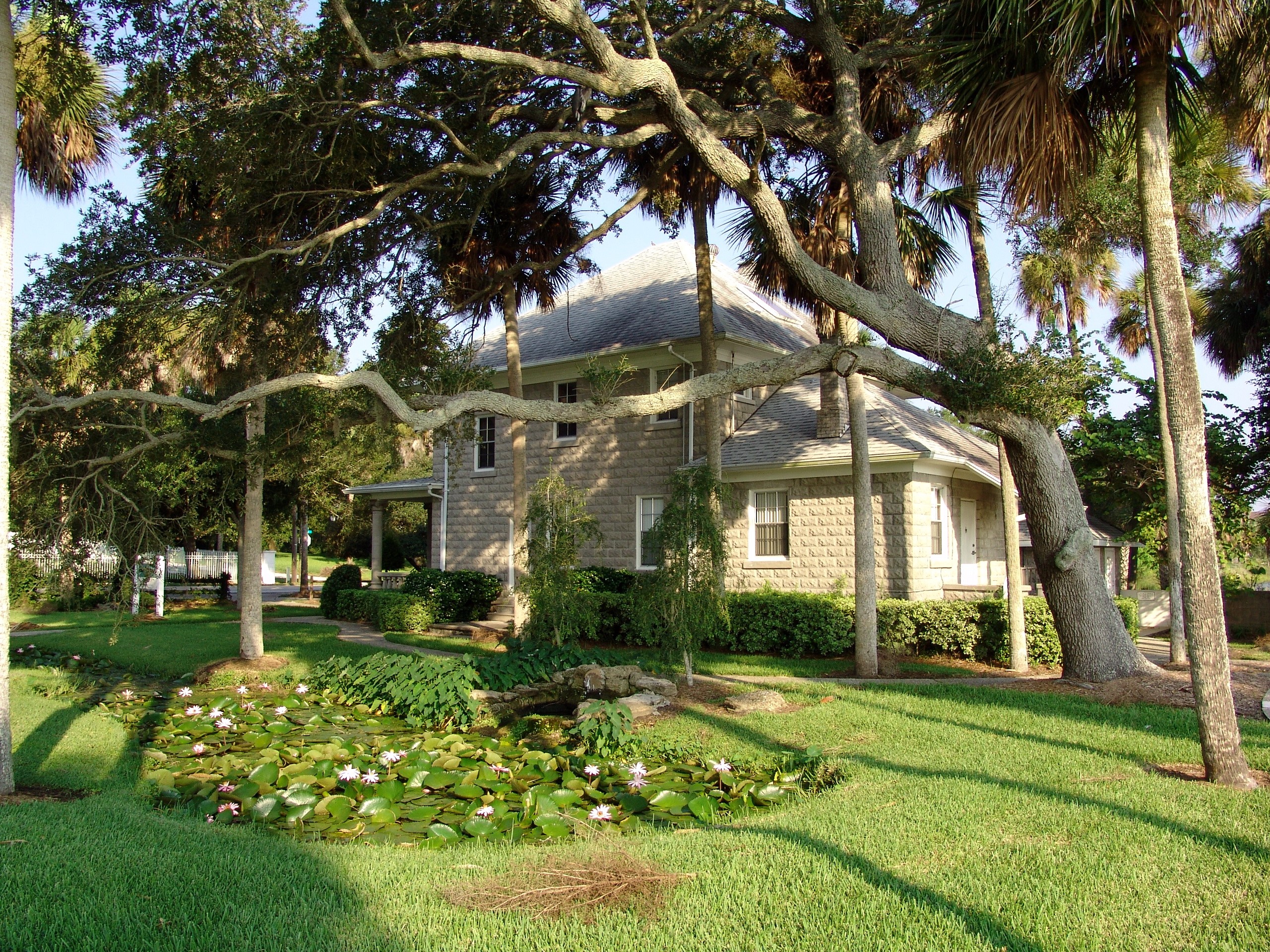 Stone House with Pond and Trees in Florida, USA HD Wallpaper