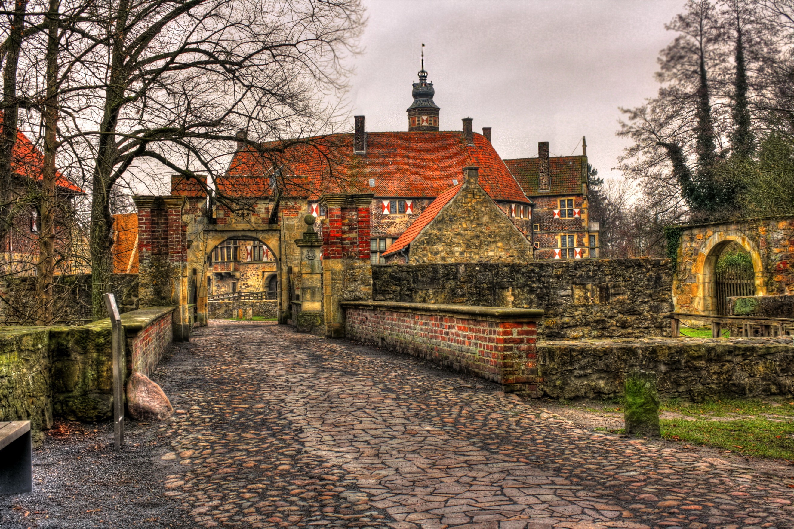 Burg Vischering castle entrance with cobblestone path HD Wallpaper