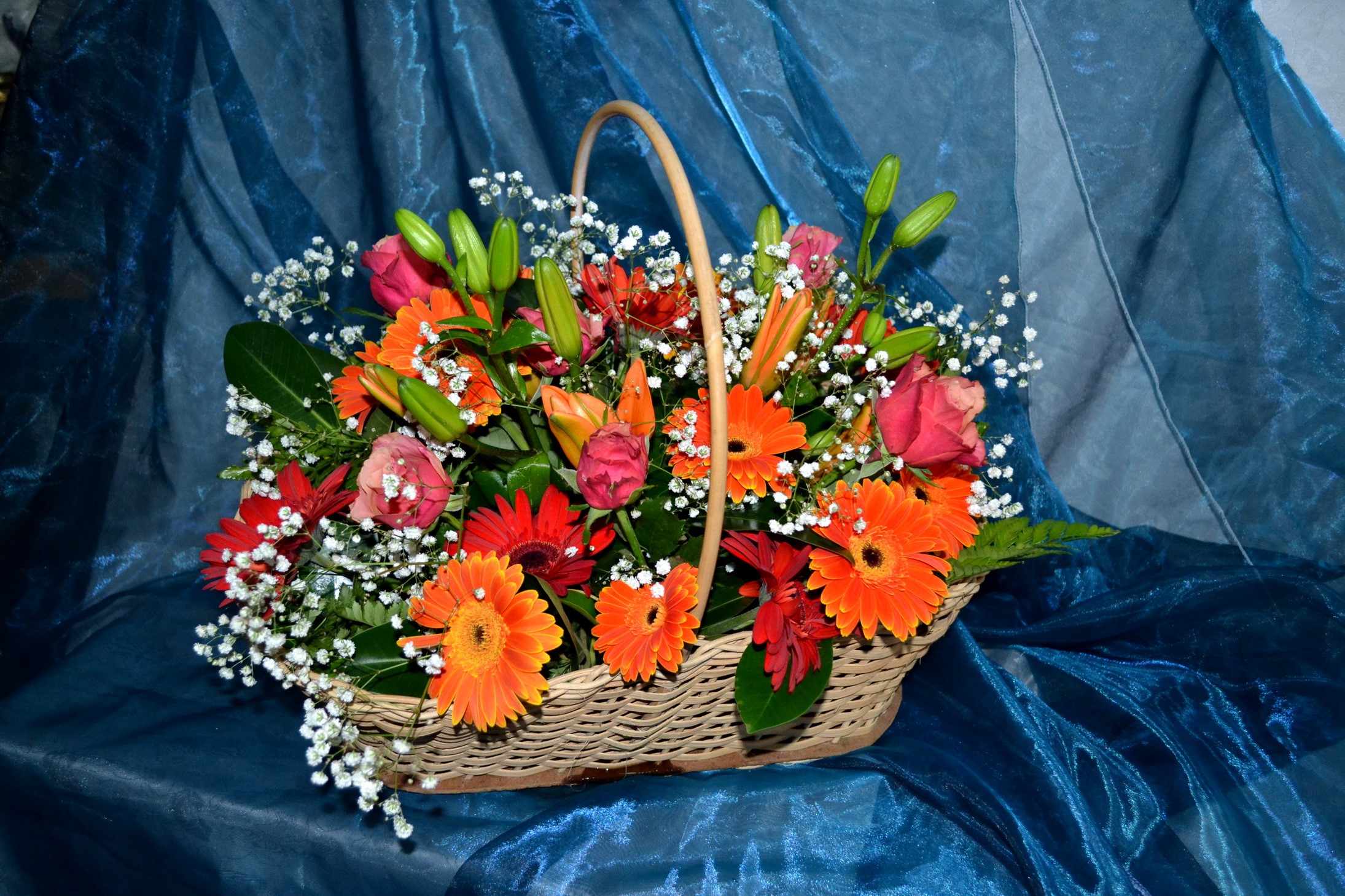 Flower basket with roses, lilies, and gerberas HD Wallpaper