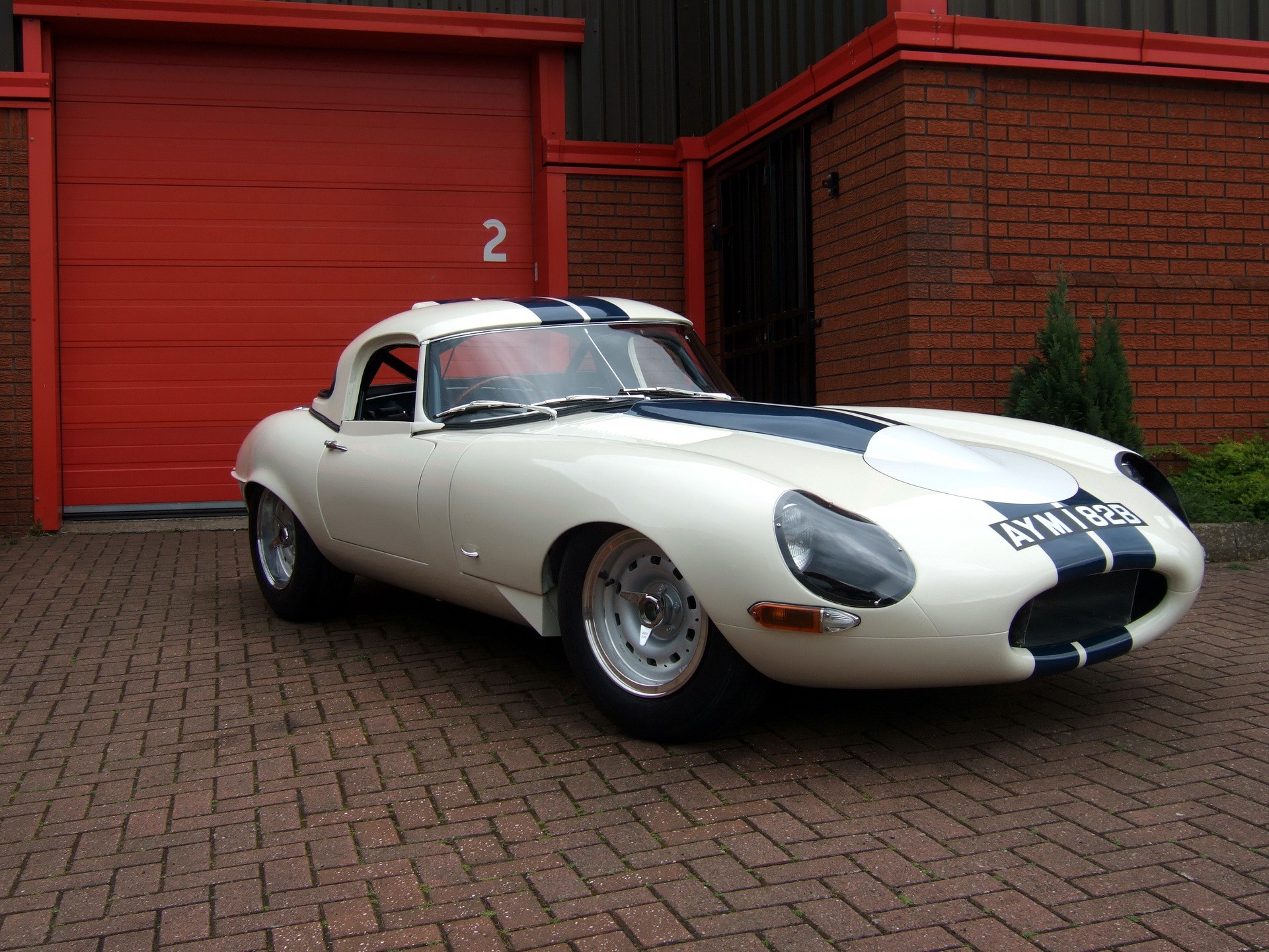 Jaguar E-Type 1961 with racing stripes HD Wallpaper