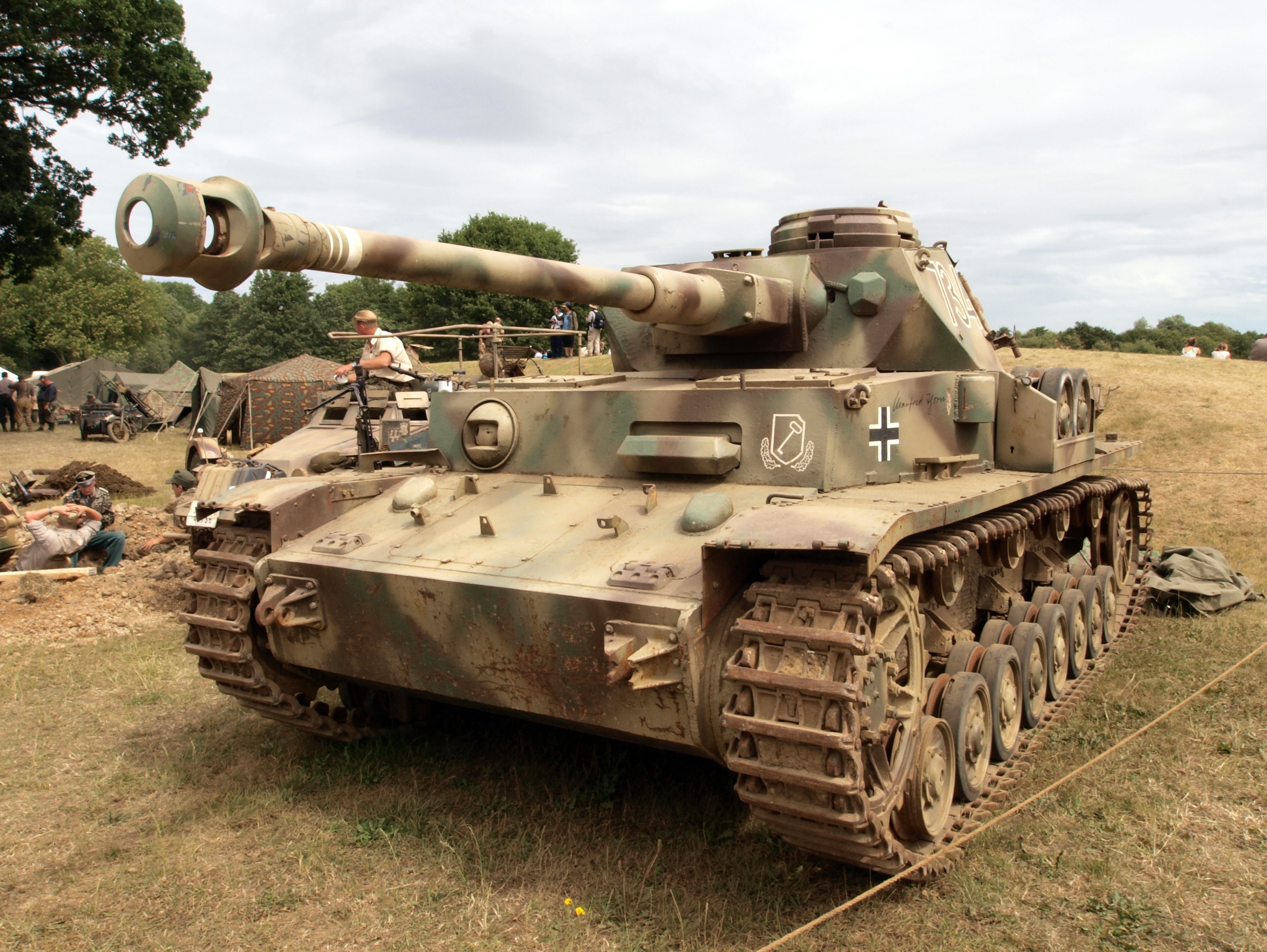 PzKpfw. IV Ausf. J tank with German insignia HD Wallpaper