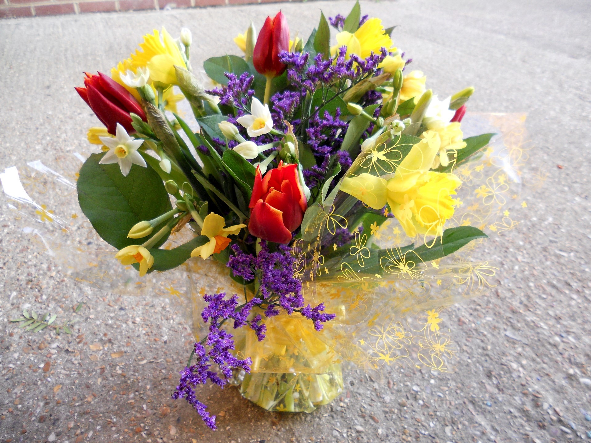 Spring flower bouquet with tulips and daffodils HD Wallpaper