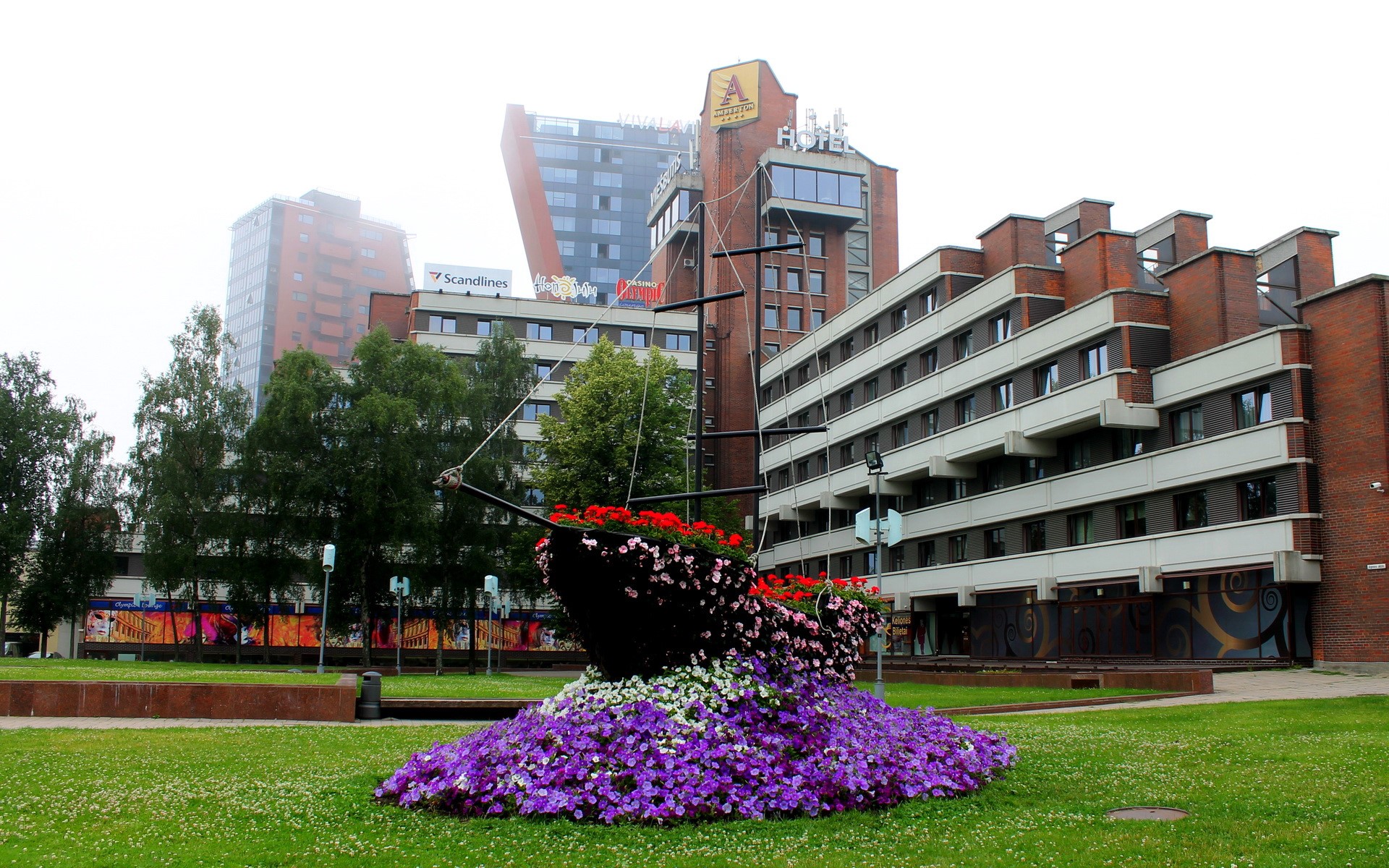 Ship flower arrangement in front of hotels and office buildings HD Wallpaper