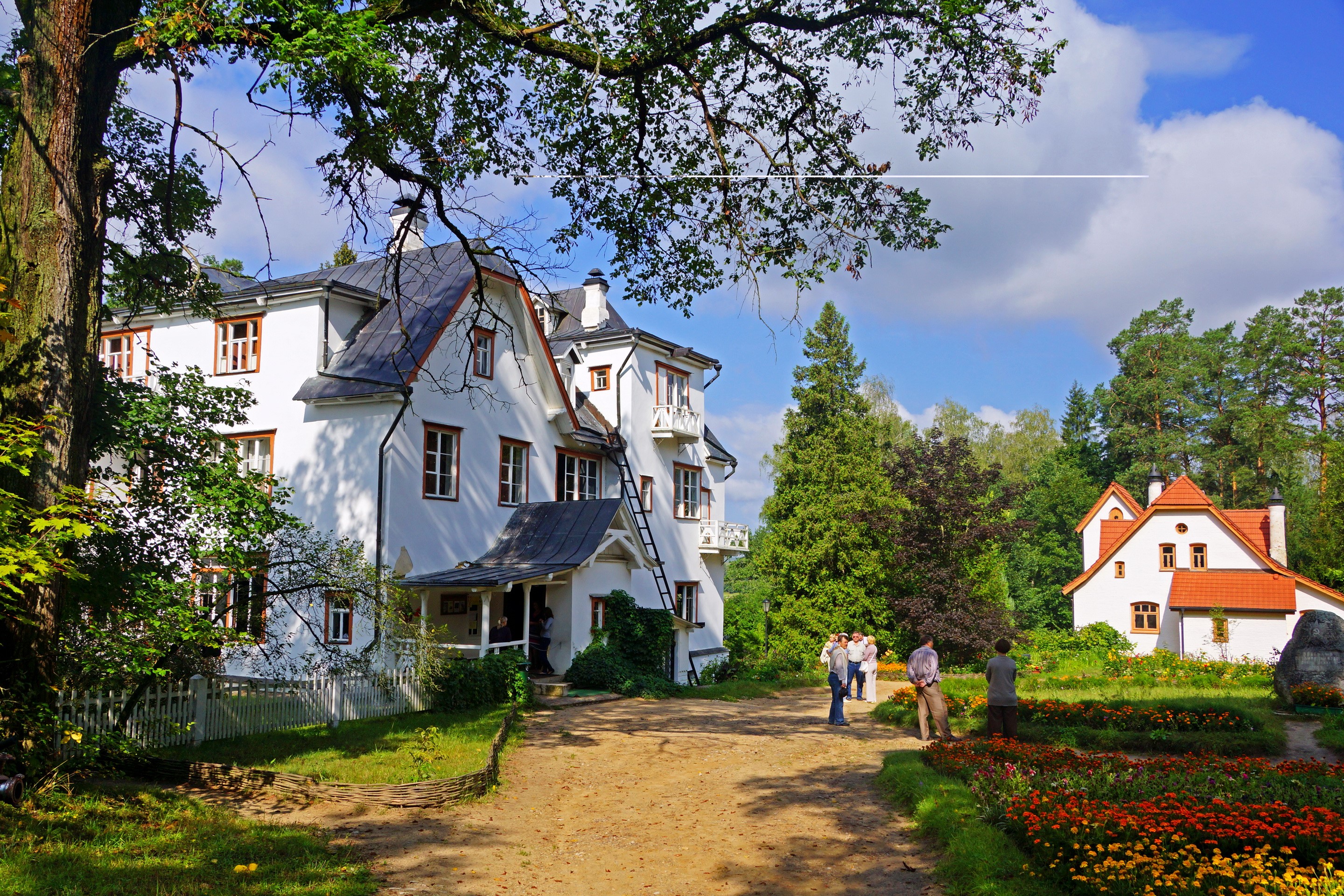 White houses with red roofs in Russia HD Wallpaper