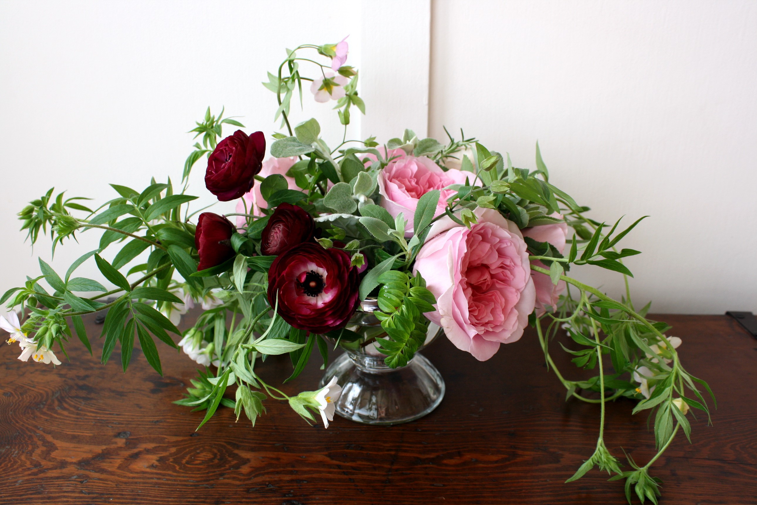 Floral arrangement with roses and ranunculus HD Wallpaper