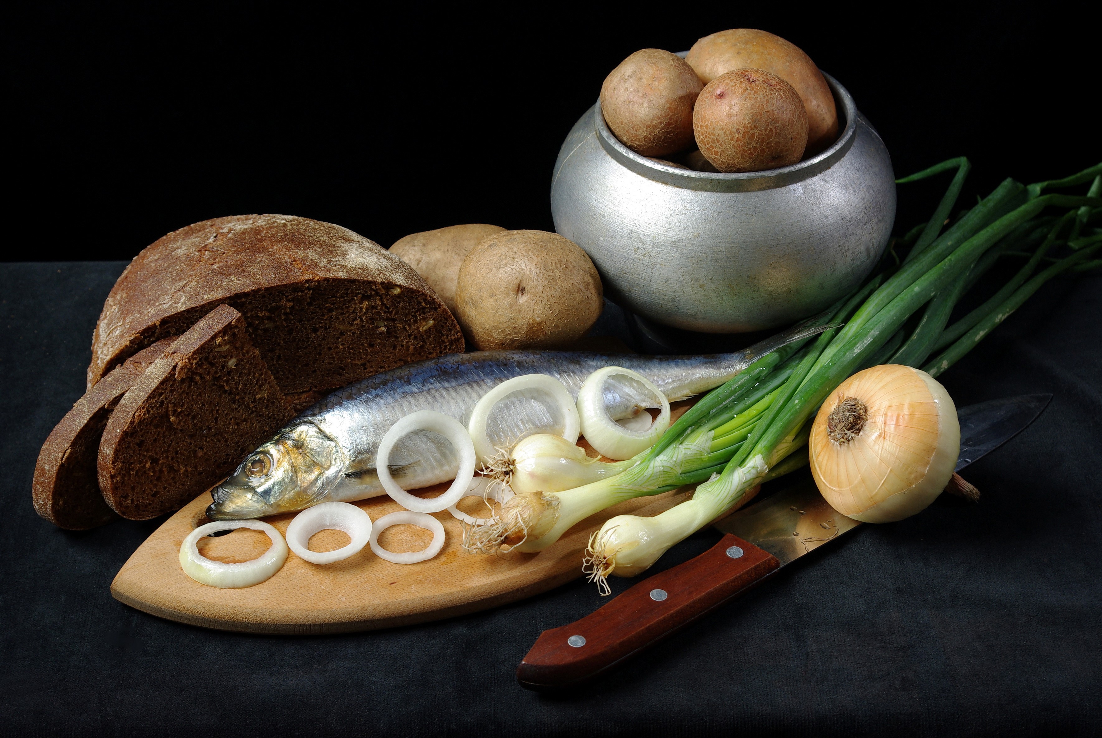 Herring, bread, potatoes, onions, and knife HD Wallpaper