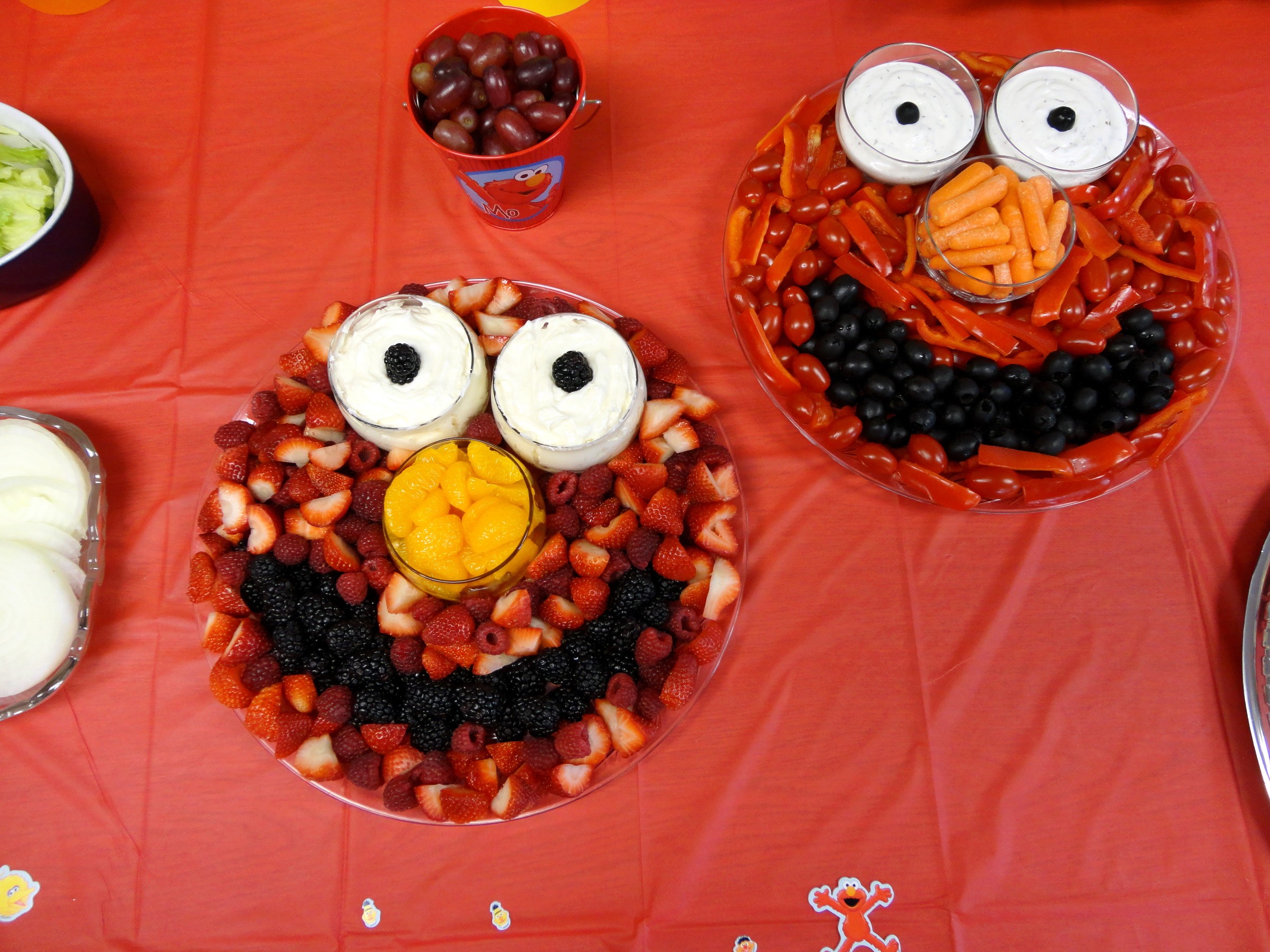 Fruit platters arranged as Elmo faces HD Wallpaper