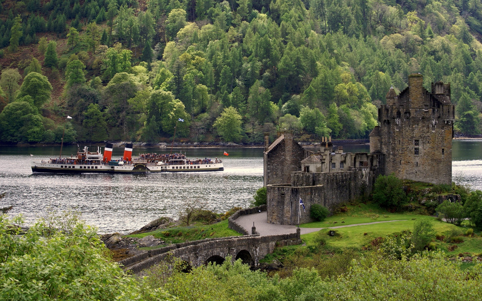 Eilean Donan Castle with Paddle Steamer on Lake HD Wallpaper